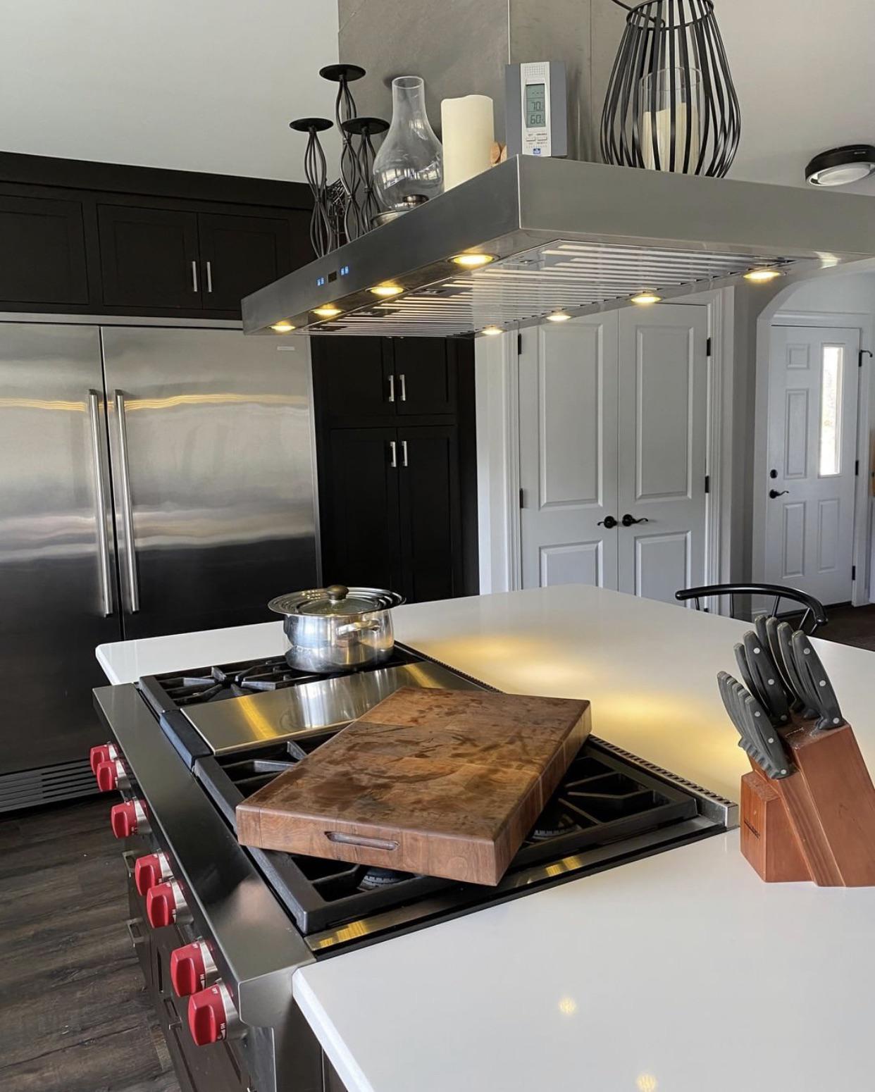 This vent hood off center from the stove r/mildlyinfuriating