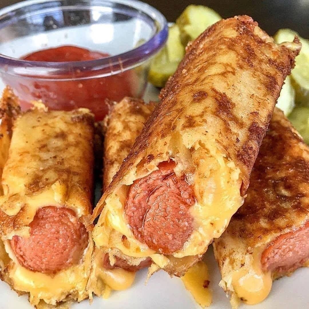 💥Crispy cheesy dogs for dinner tonight. I’d take this over a hot dog