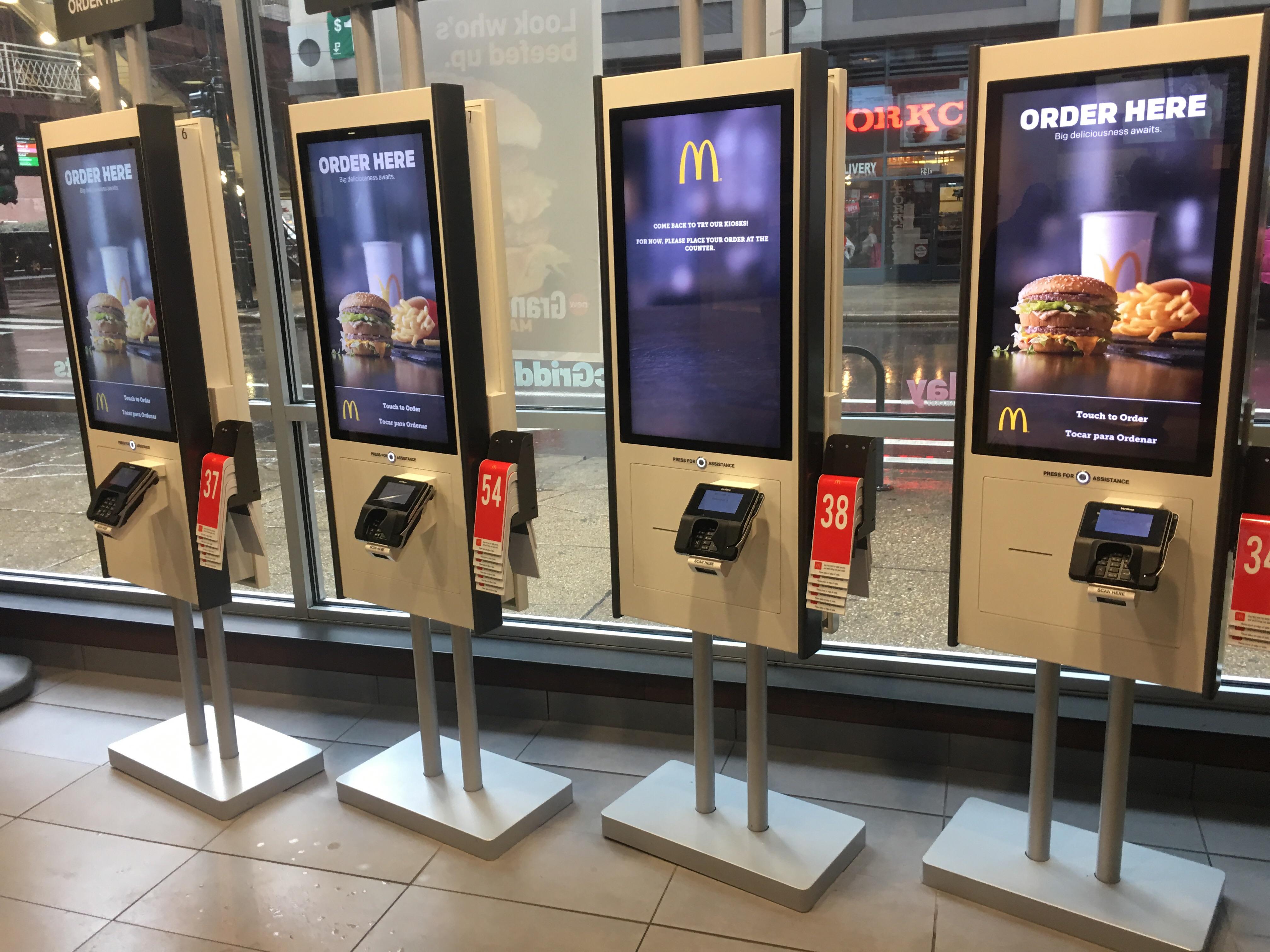 Mcdonald Inside Cashier / 40 925 Mcdonald S Worker Photos And Premium