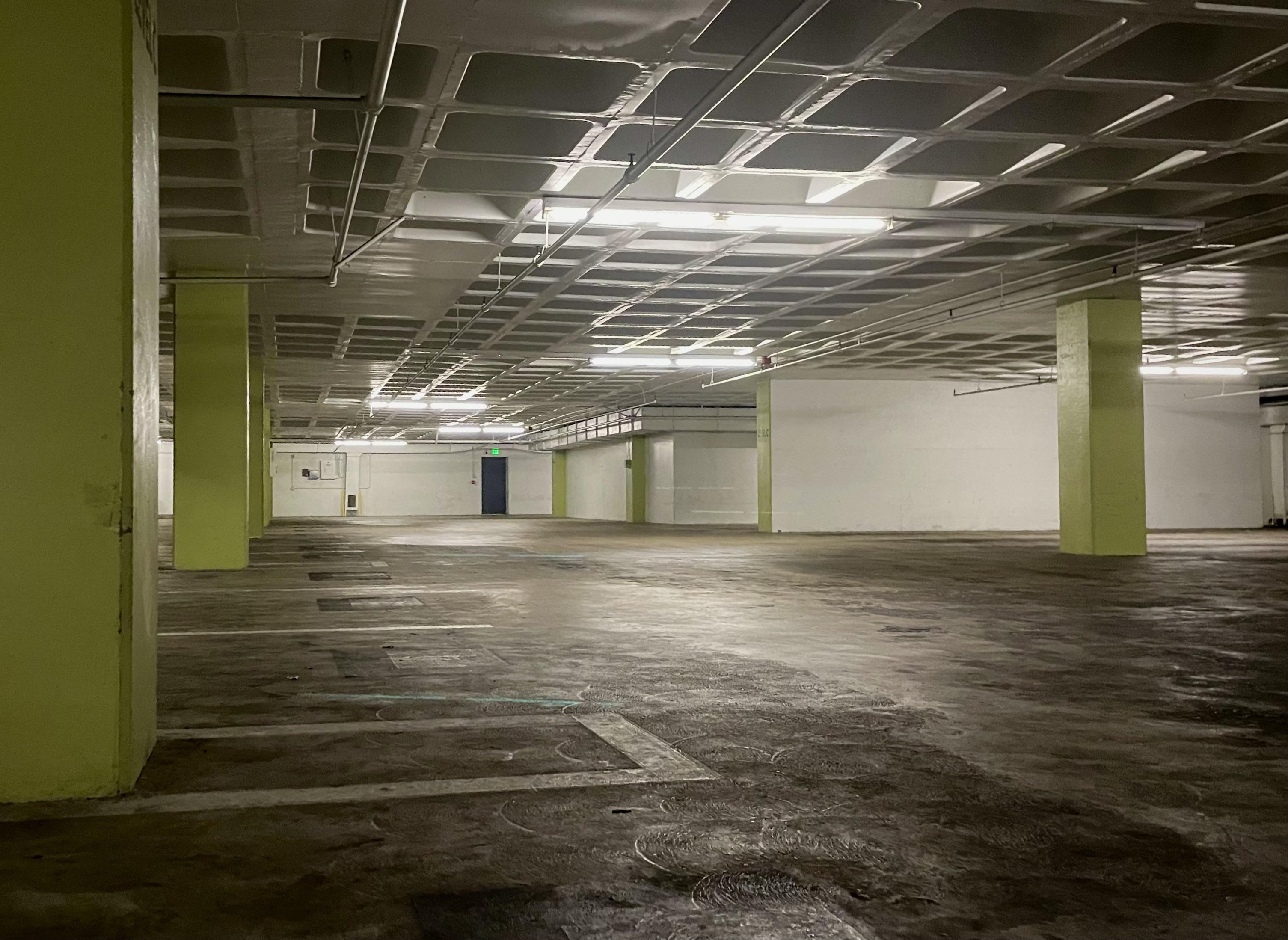 Underground parking lot r/LiminalSpace