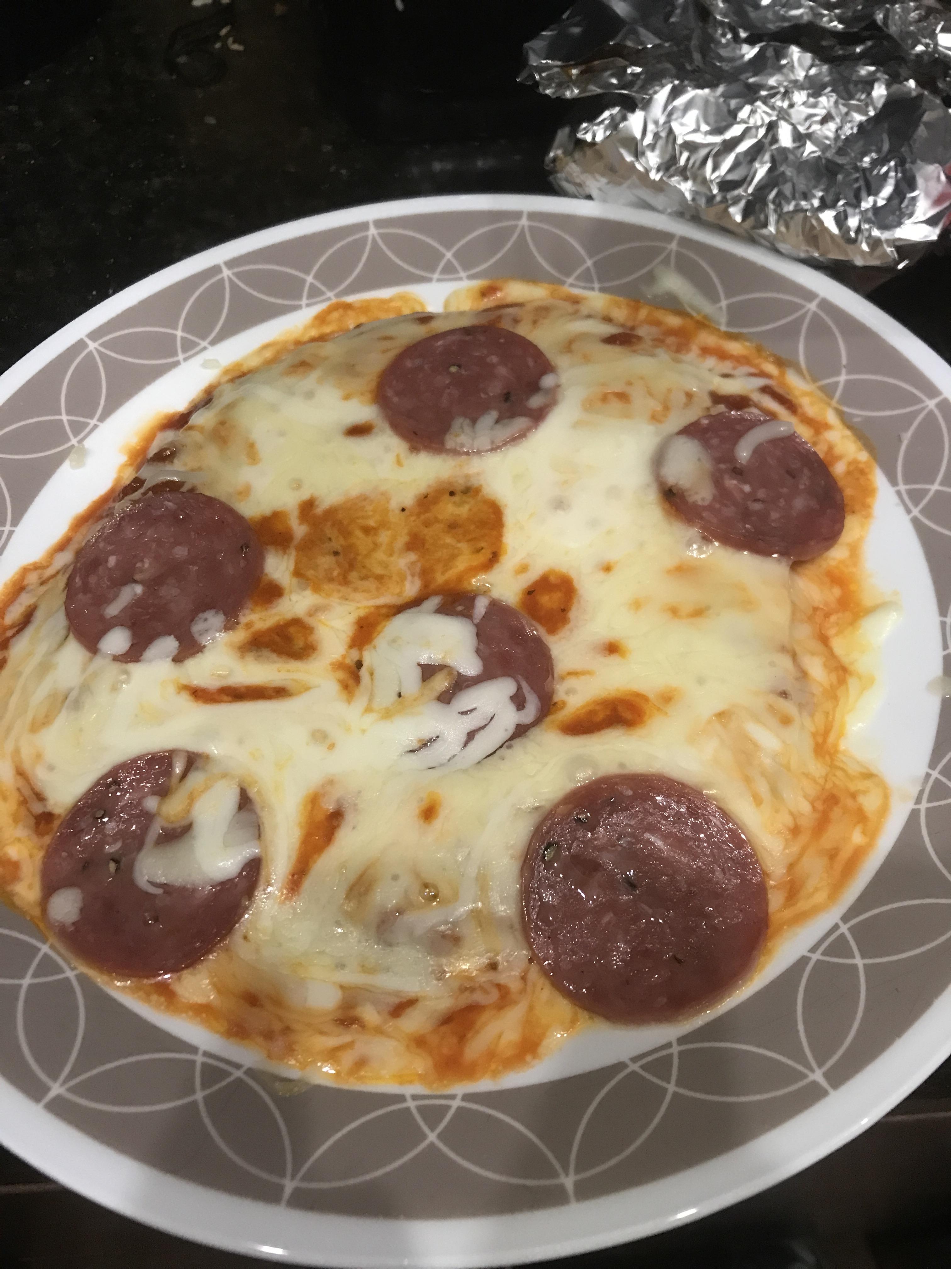pita bread, mozzerella, queso, margherita salami