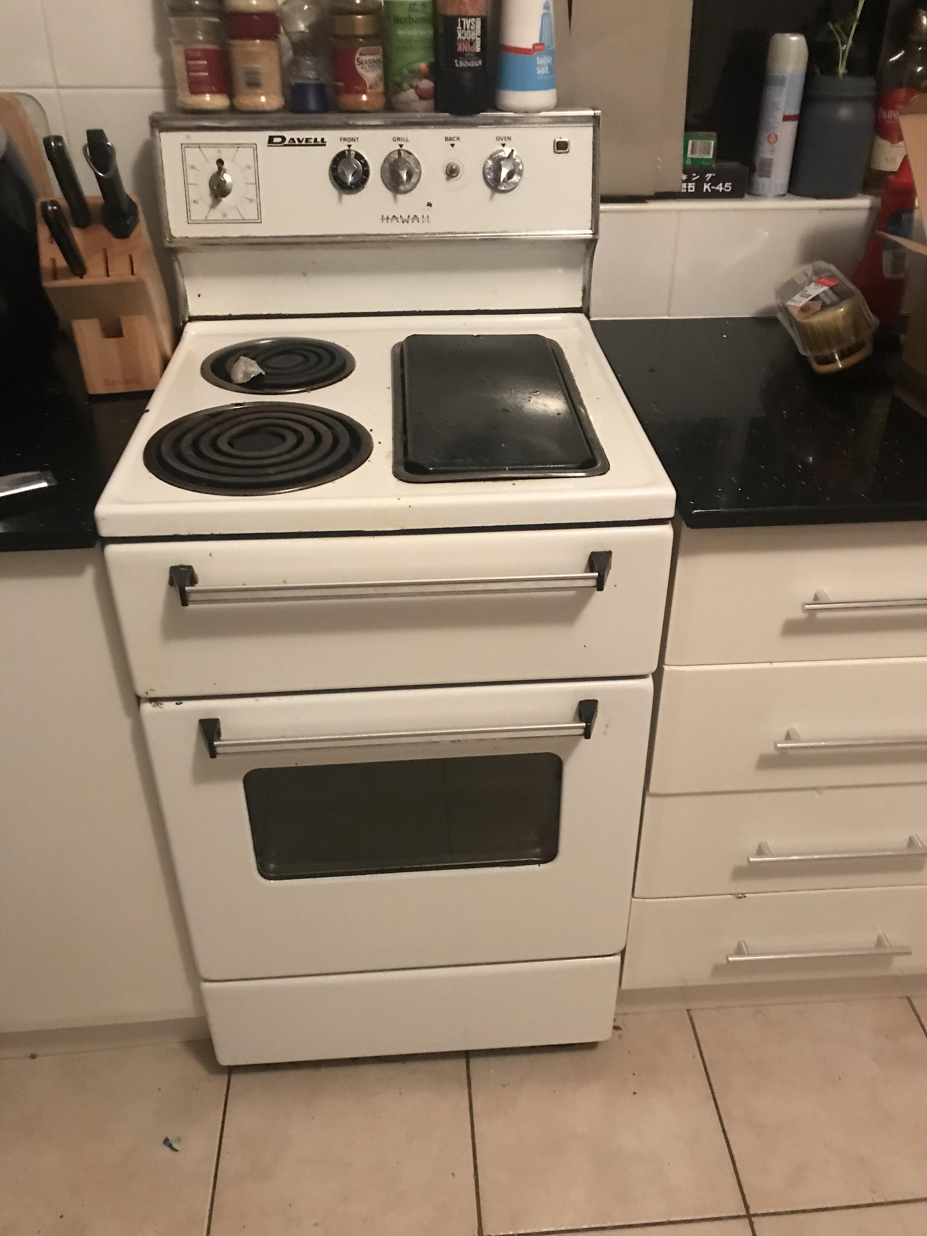 Hi! I have an electric oven here which has the words Davell Hawaii on