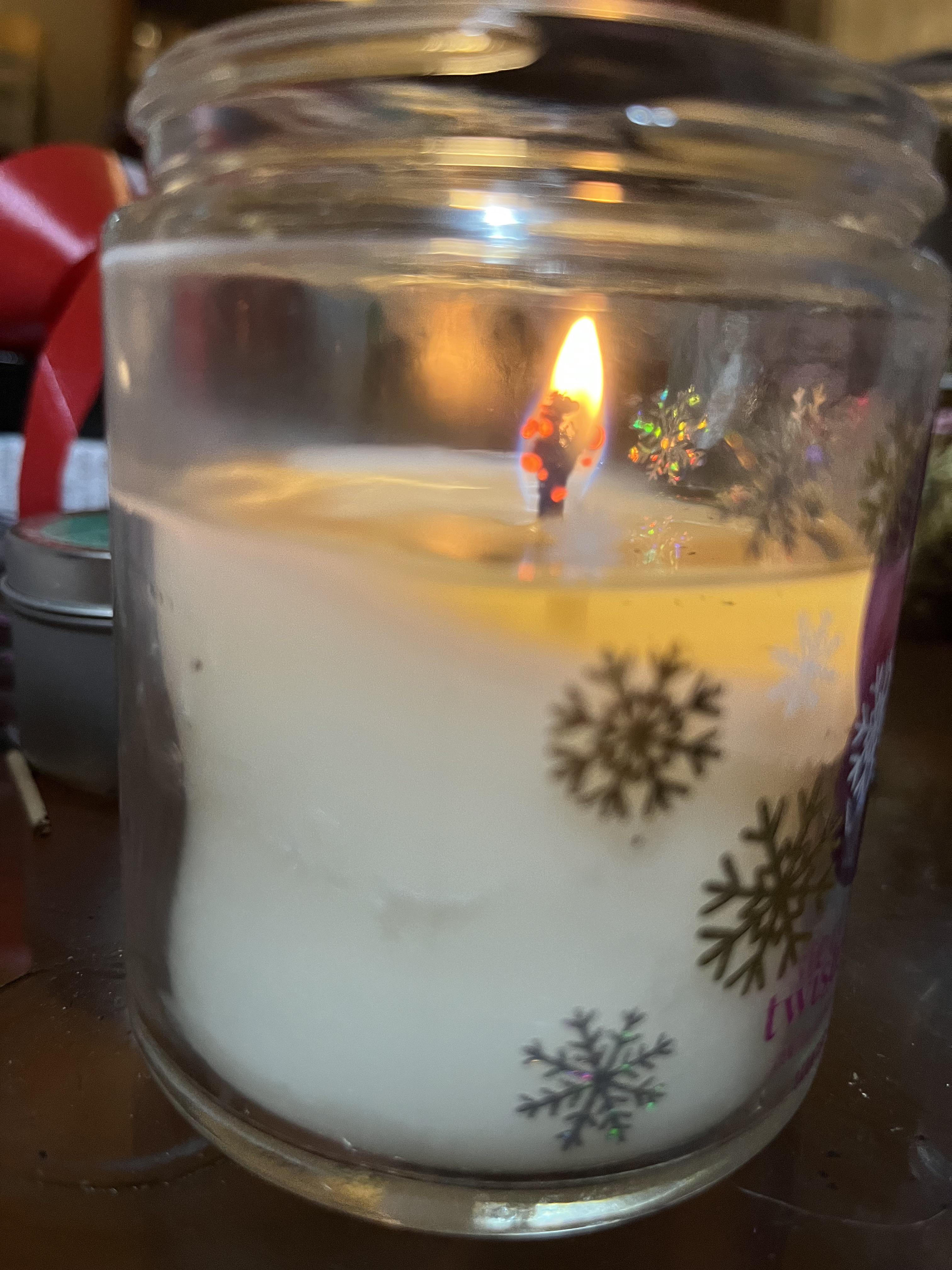 My candle wick splitting like a tree r/mildlyinteresting