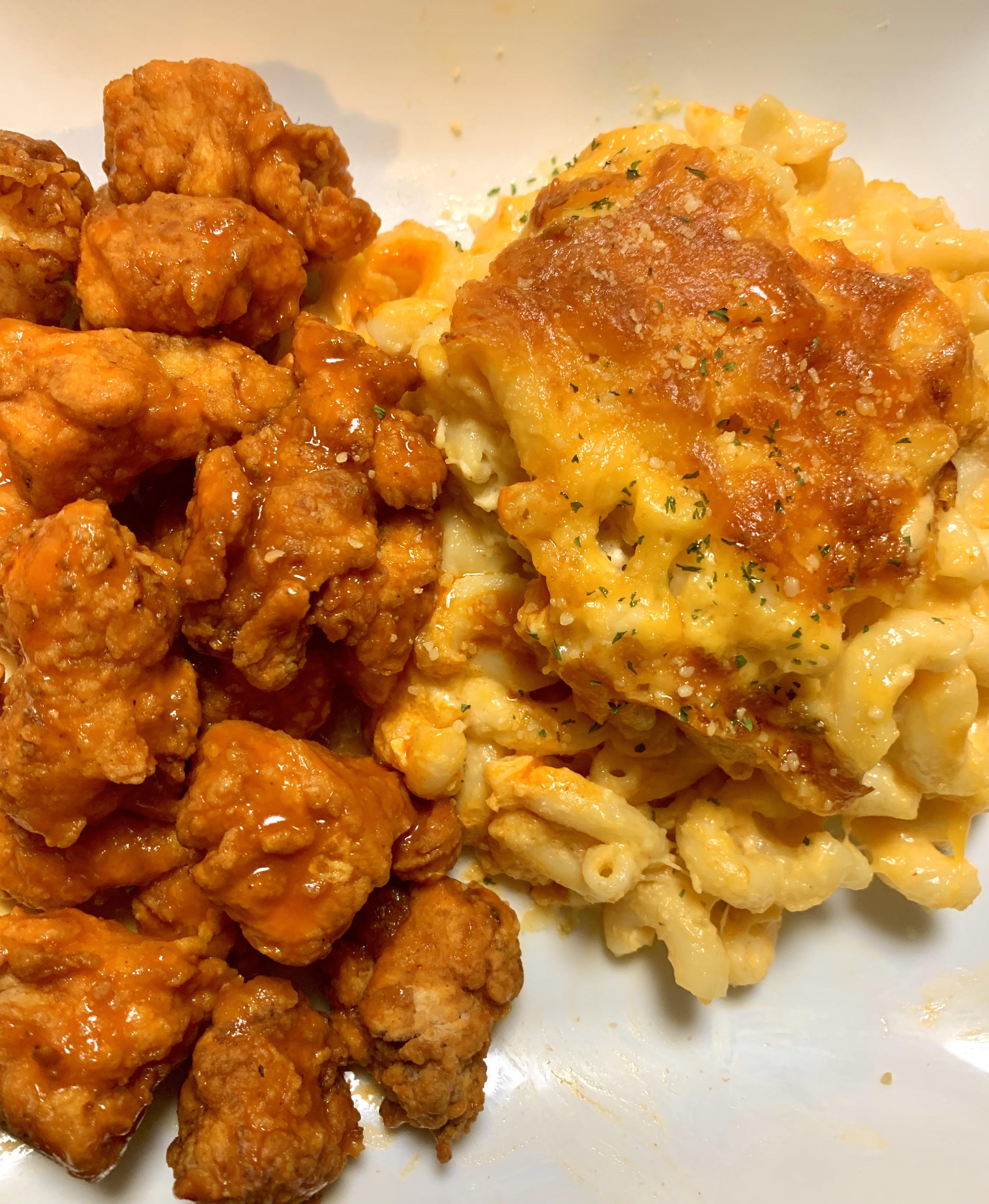 Baked mac n cheese with buffalo chicken bites r/FoodPorn