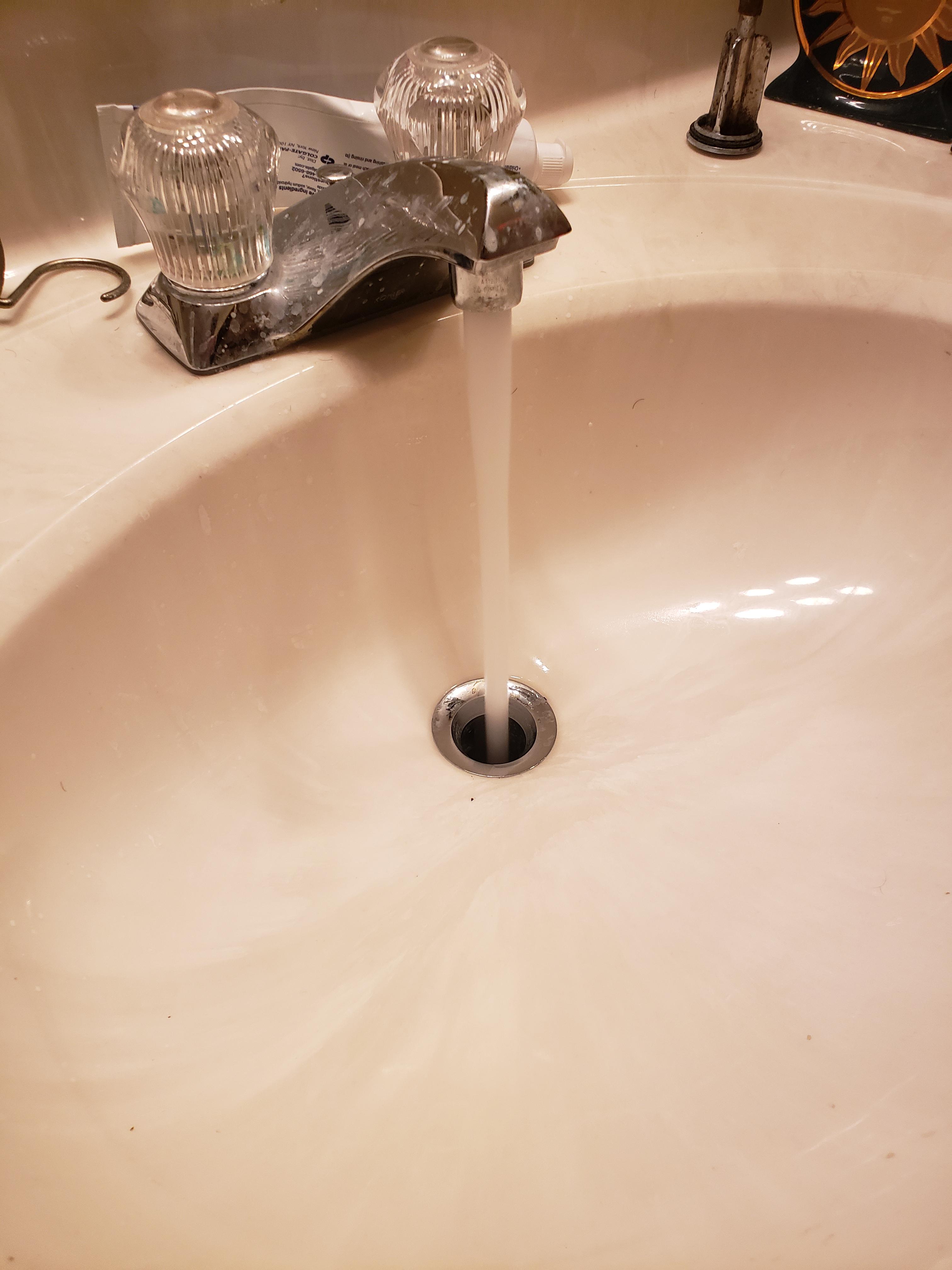 My sink water dosen't touch the sink r/mildlyinteresting