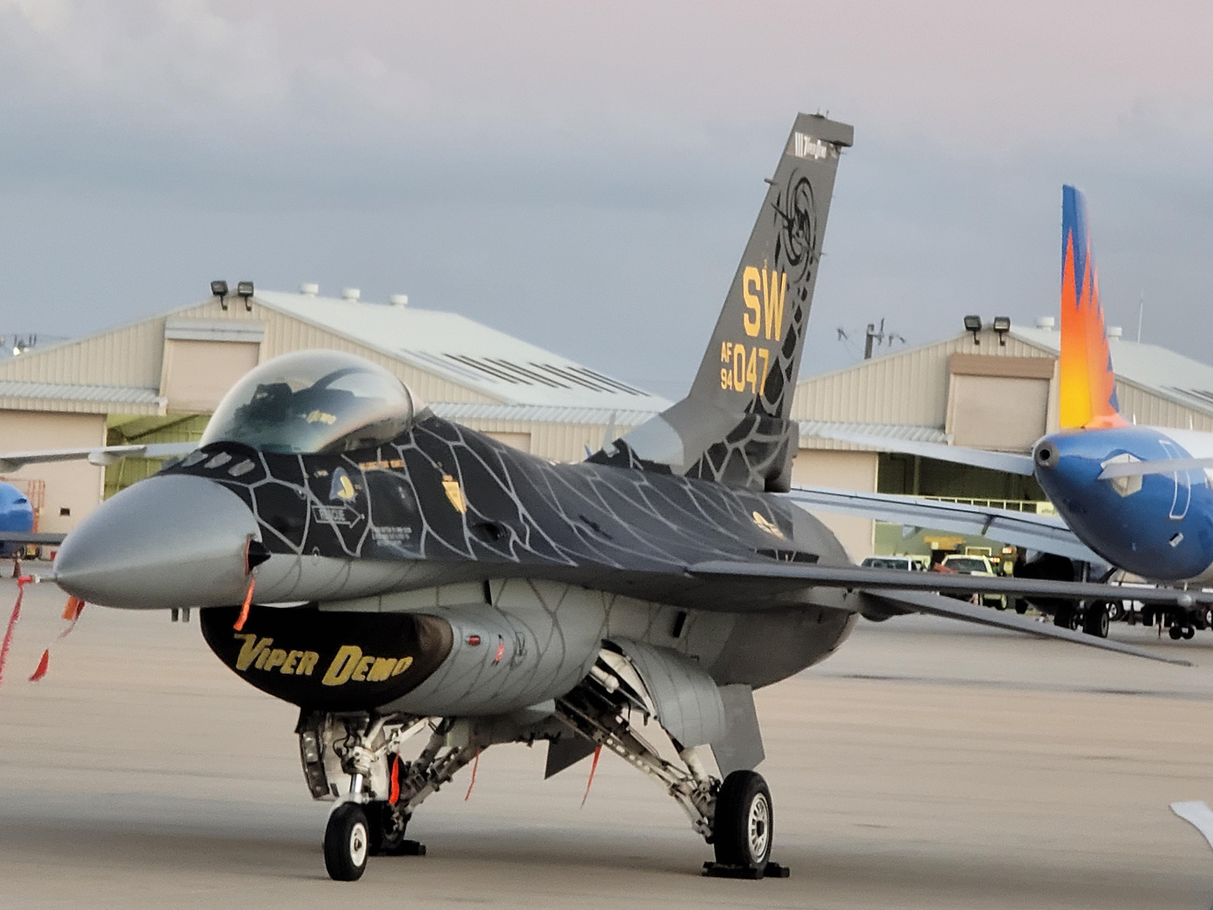 An awesome paint job on the USAF F16 Viper Demo jet. r/FighterJets