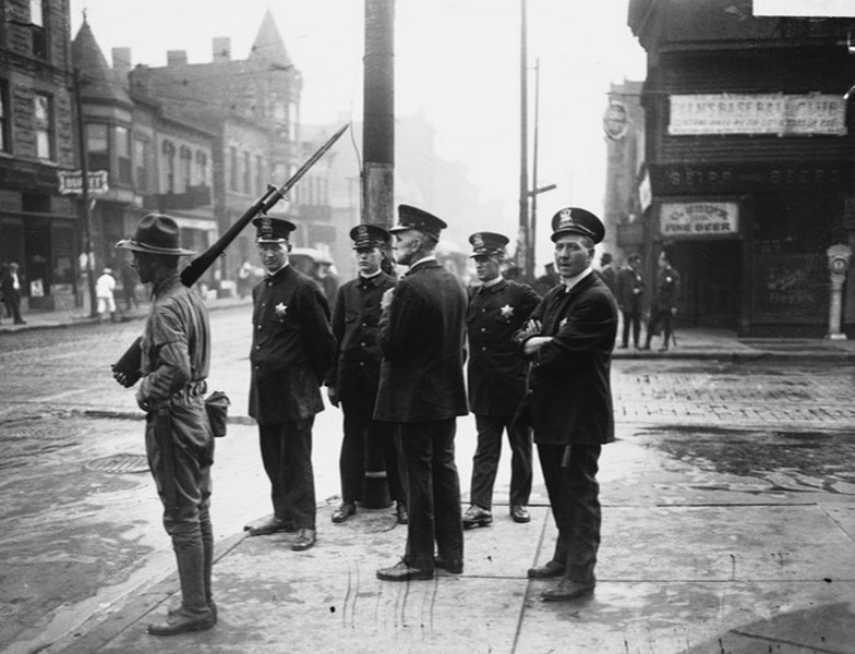Chicago police officers and a soldier of the Illinois
