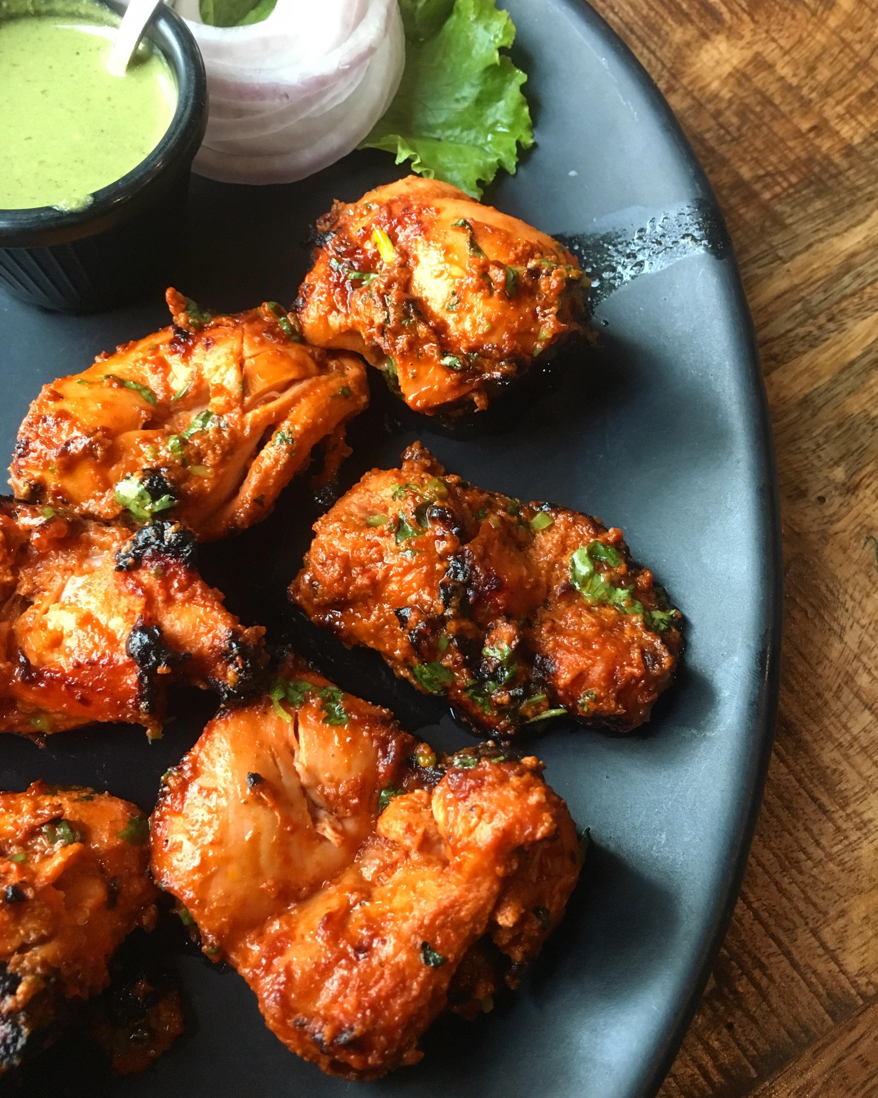 Chicken tikka with mint chutney [OC][1275X4575] r/FoodPorn