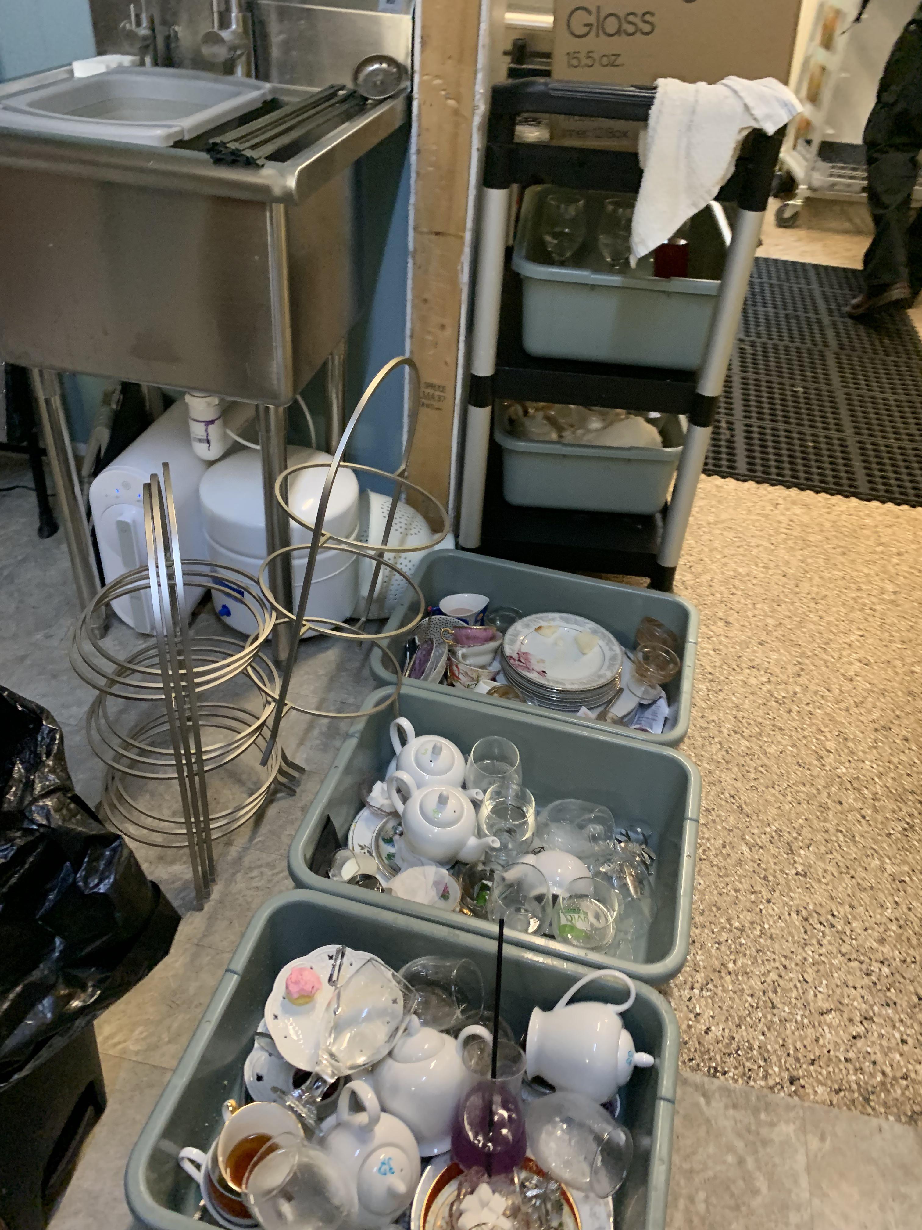 When you’re the busser and the dishwasher🥲 r/dishwashers