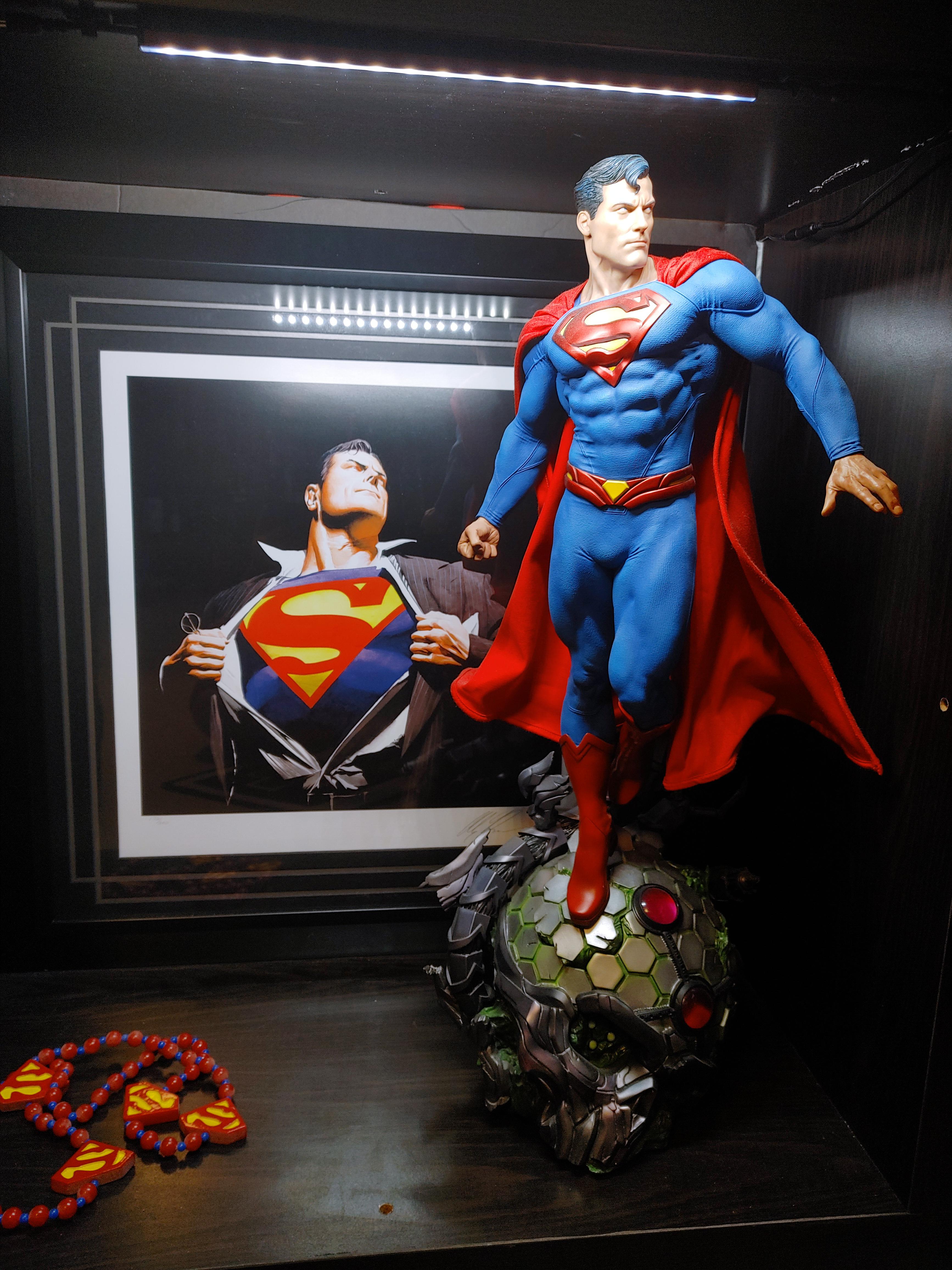 Sideshow Collectibles Superman Premium Format Statue r/superman