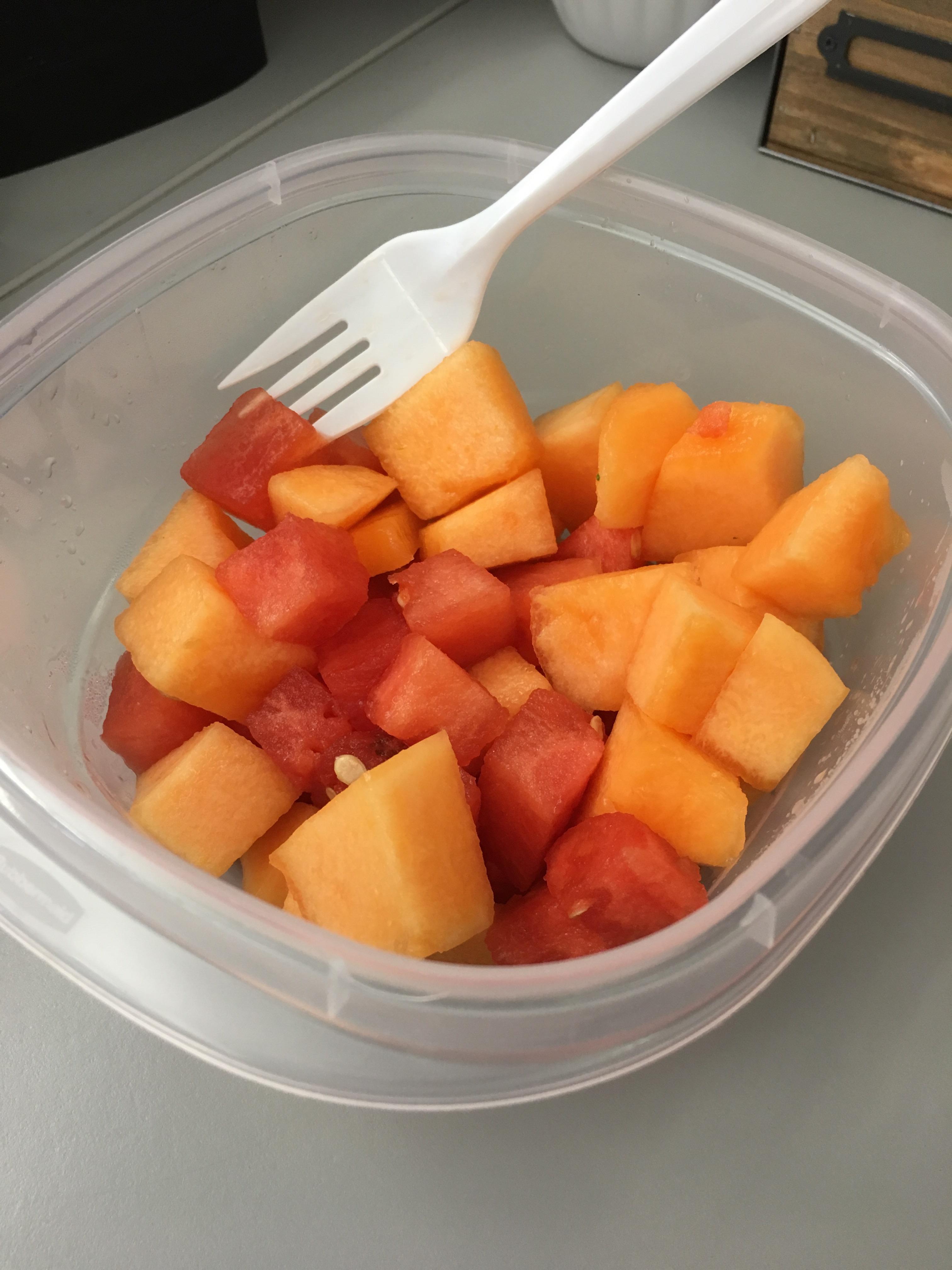 I love summer. This bowl is 13 ounces of watermelon and cantaloupe for only 118 calories! r