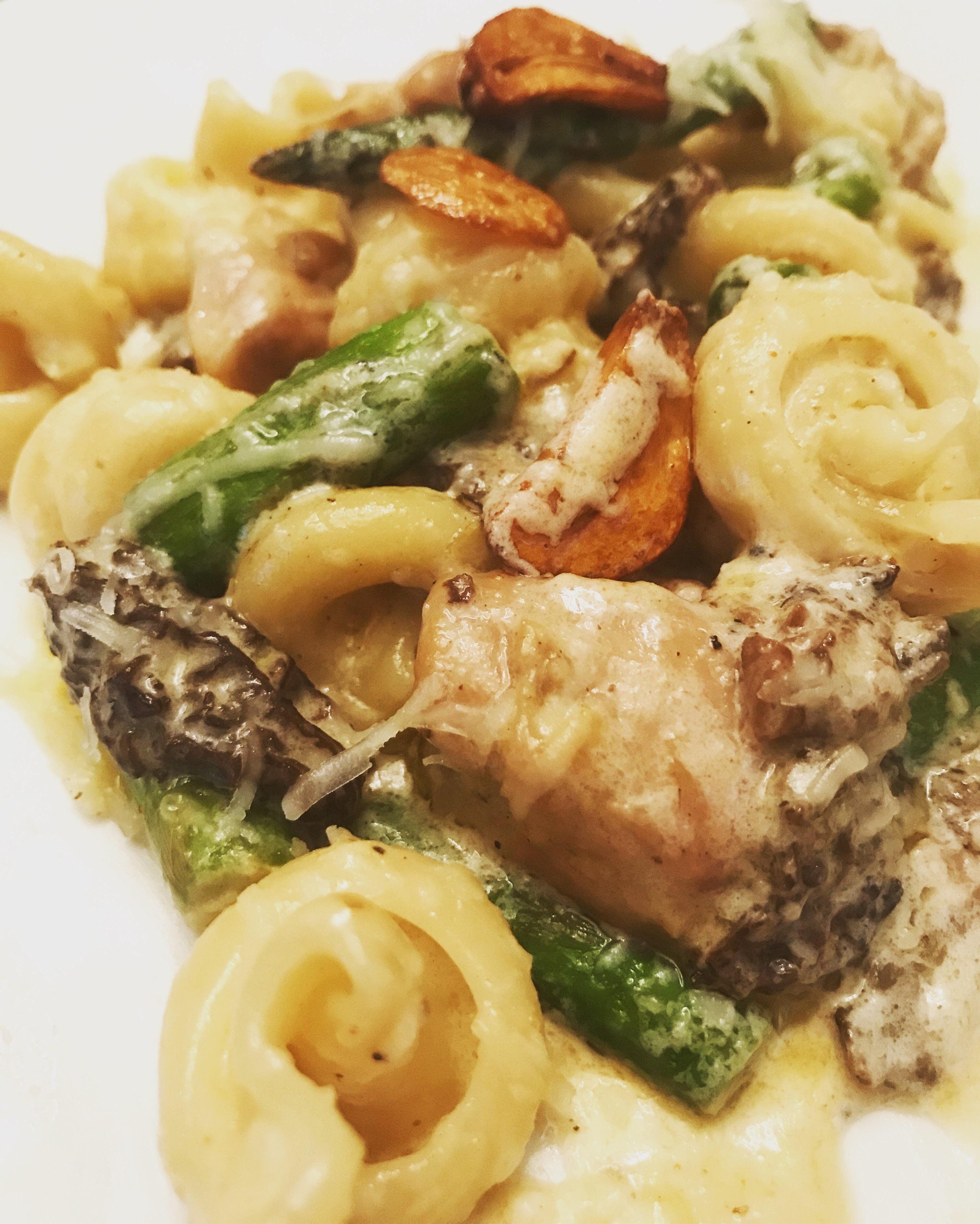 [Homemade] Morel mushroom, asparagus, and chicken Alfredo with trottole pasta (my new favorite