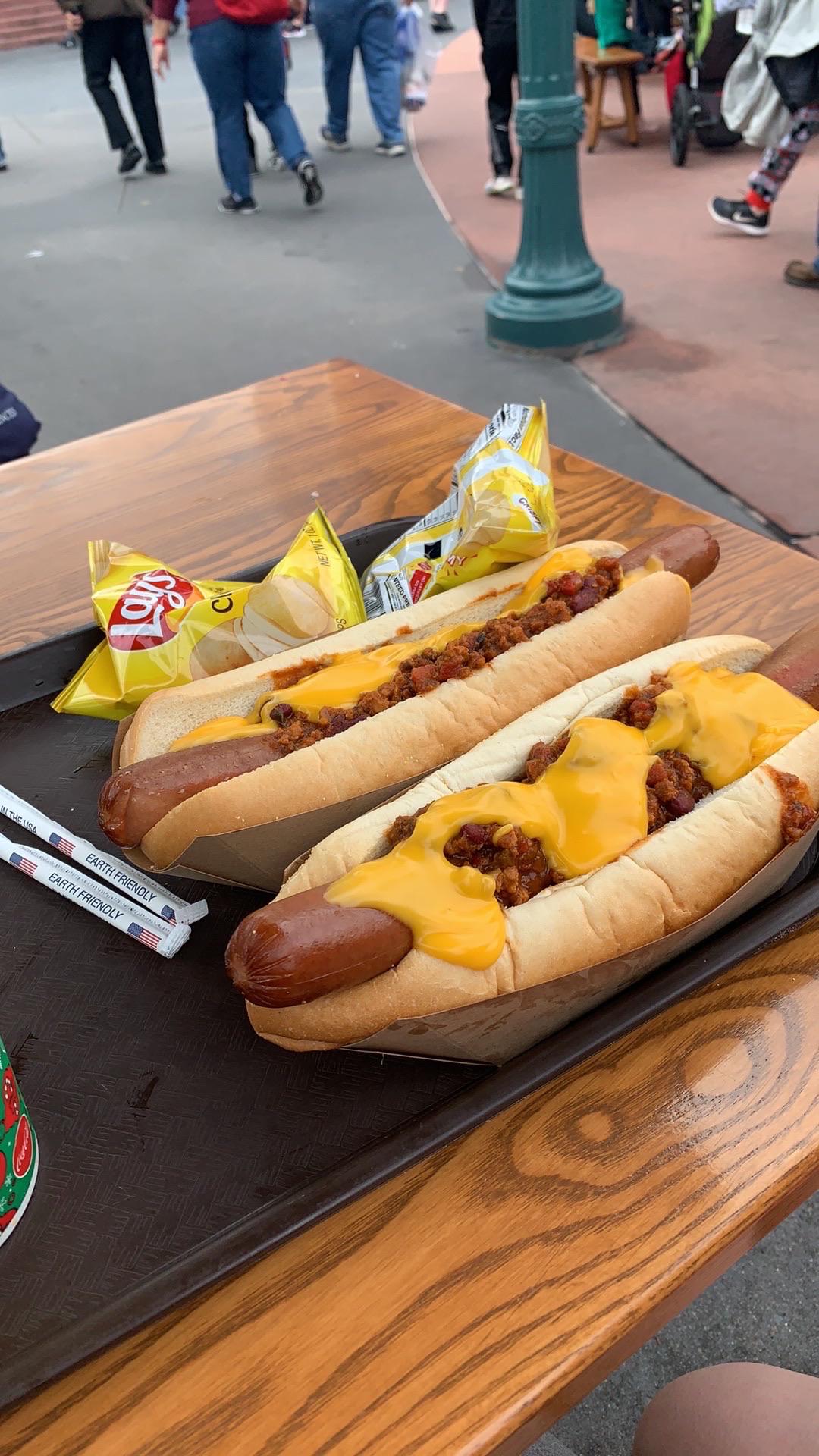Chill cheese dogs at Disney Orlando! r/FoodPorn