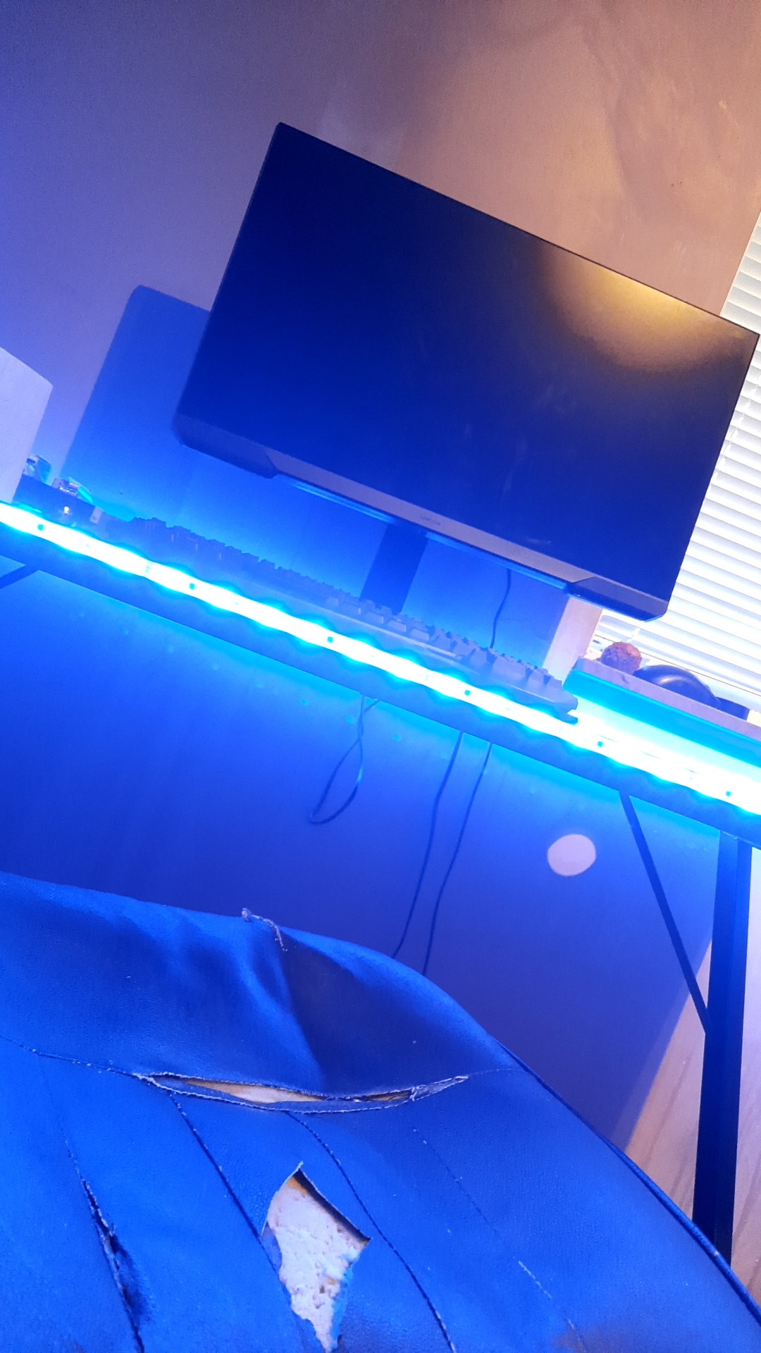 I just changed my LED lights to the color blue r/notinteresting