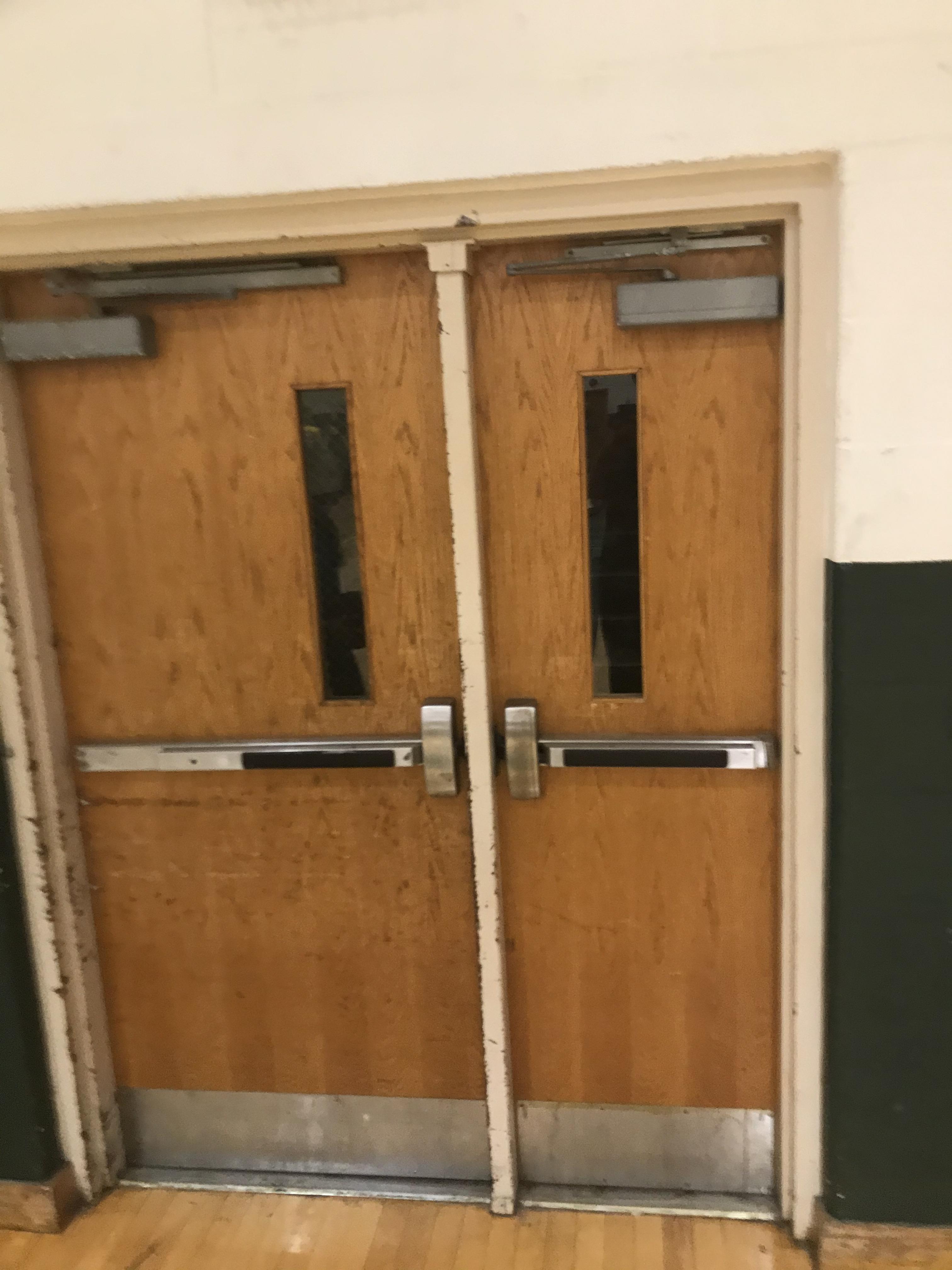 The doors at my school gym (it’s all of them) r/mildlyinfuriating