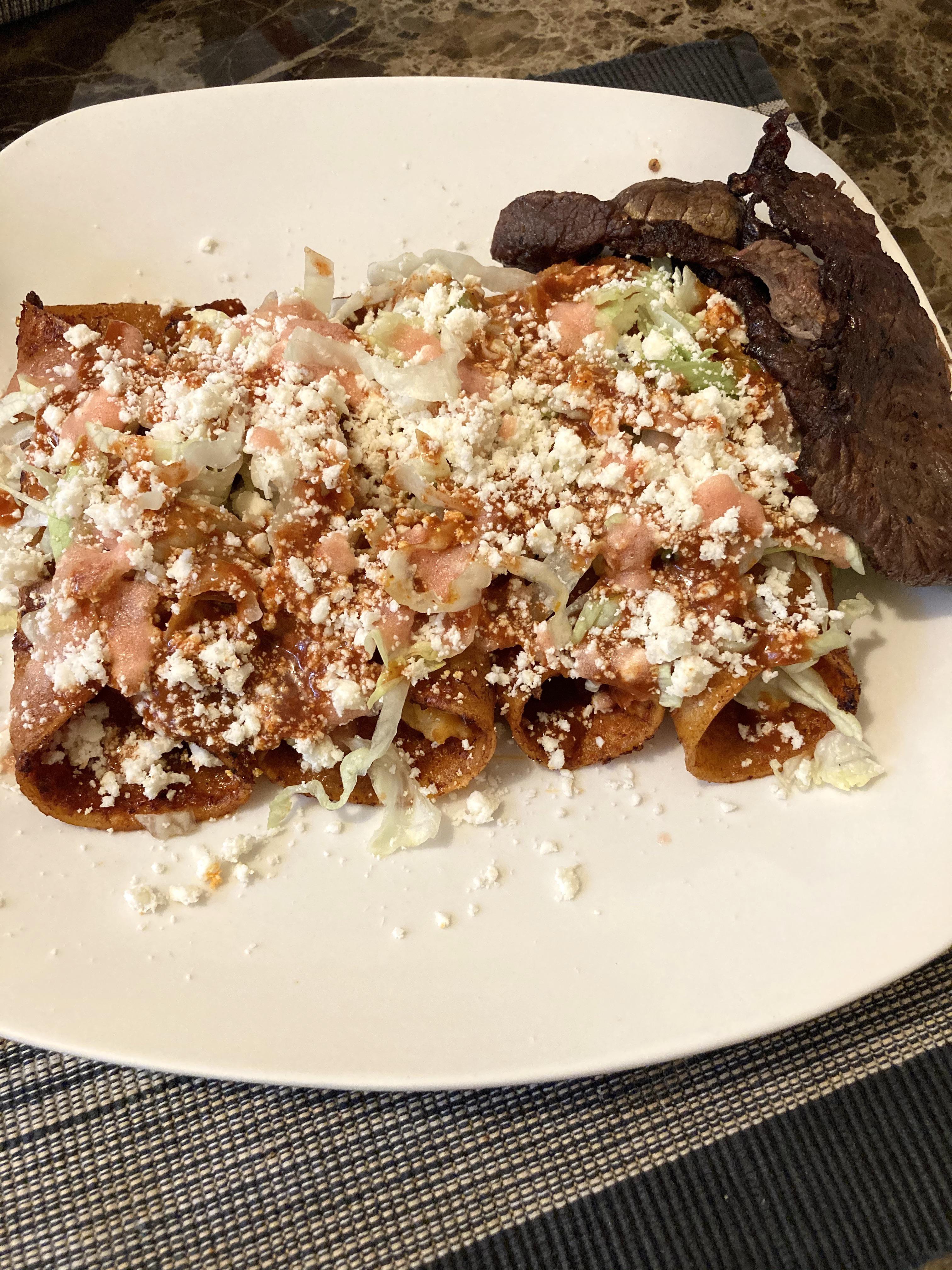 Enchiladas de papa (tradicional de Michoacán) con una carnita asada al