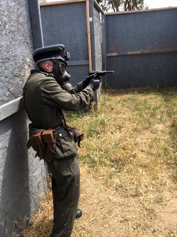 Pics of Heer Officer WW2 german in action Walther P38 in hand r/airsoft