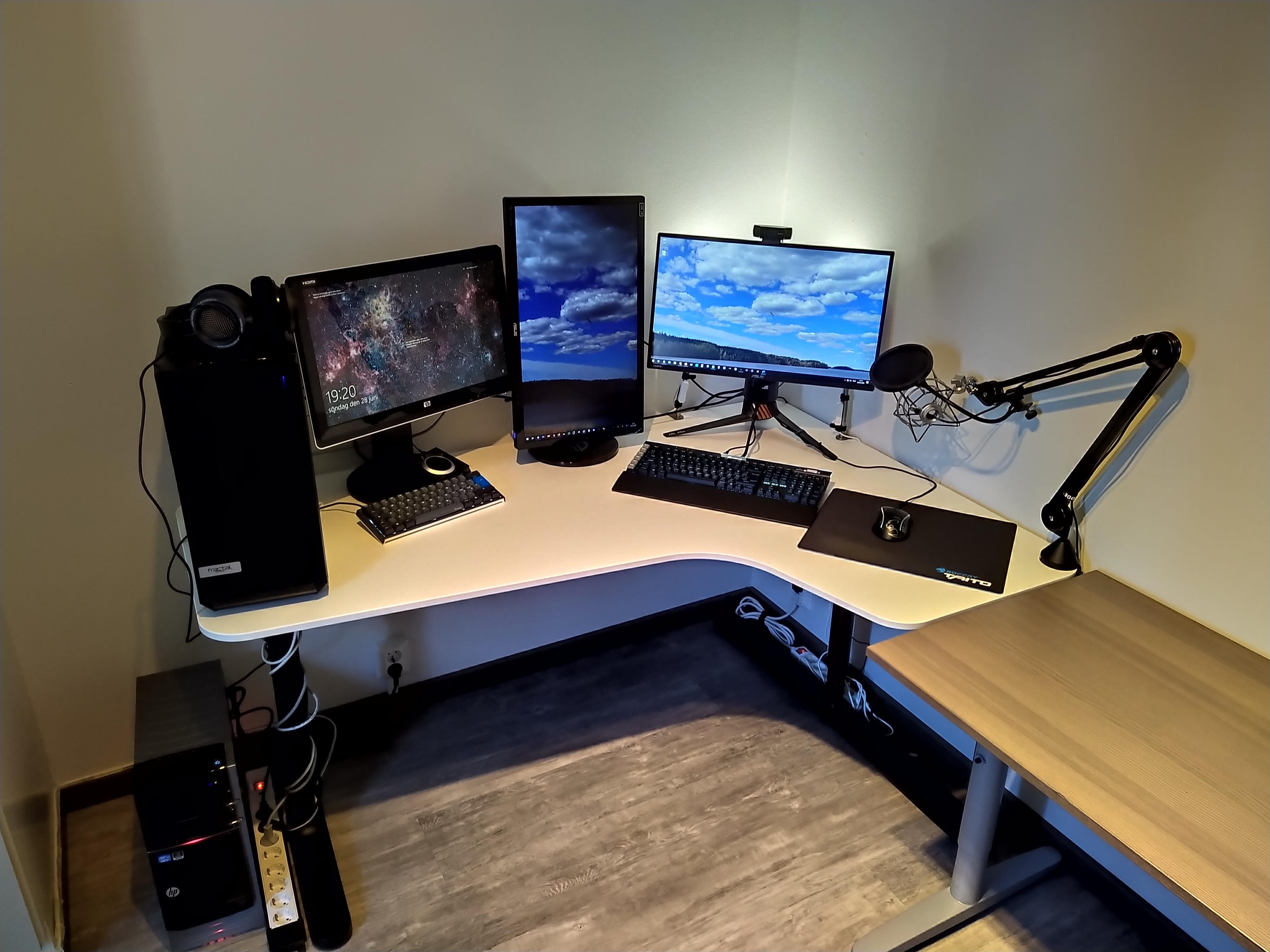 New desk! Cable management is what it is until I can get some longer ones r/AverageBattlestations