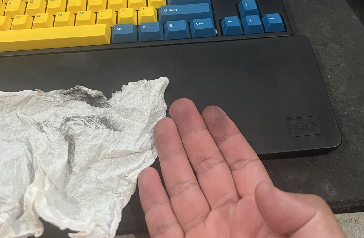 Wooting Wrist Rest color leaking onto hands r/MechanicalKeyboards