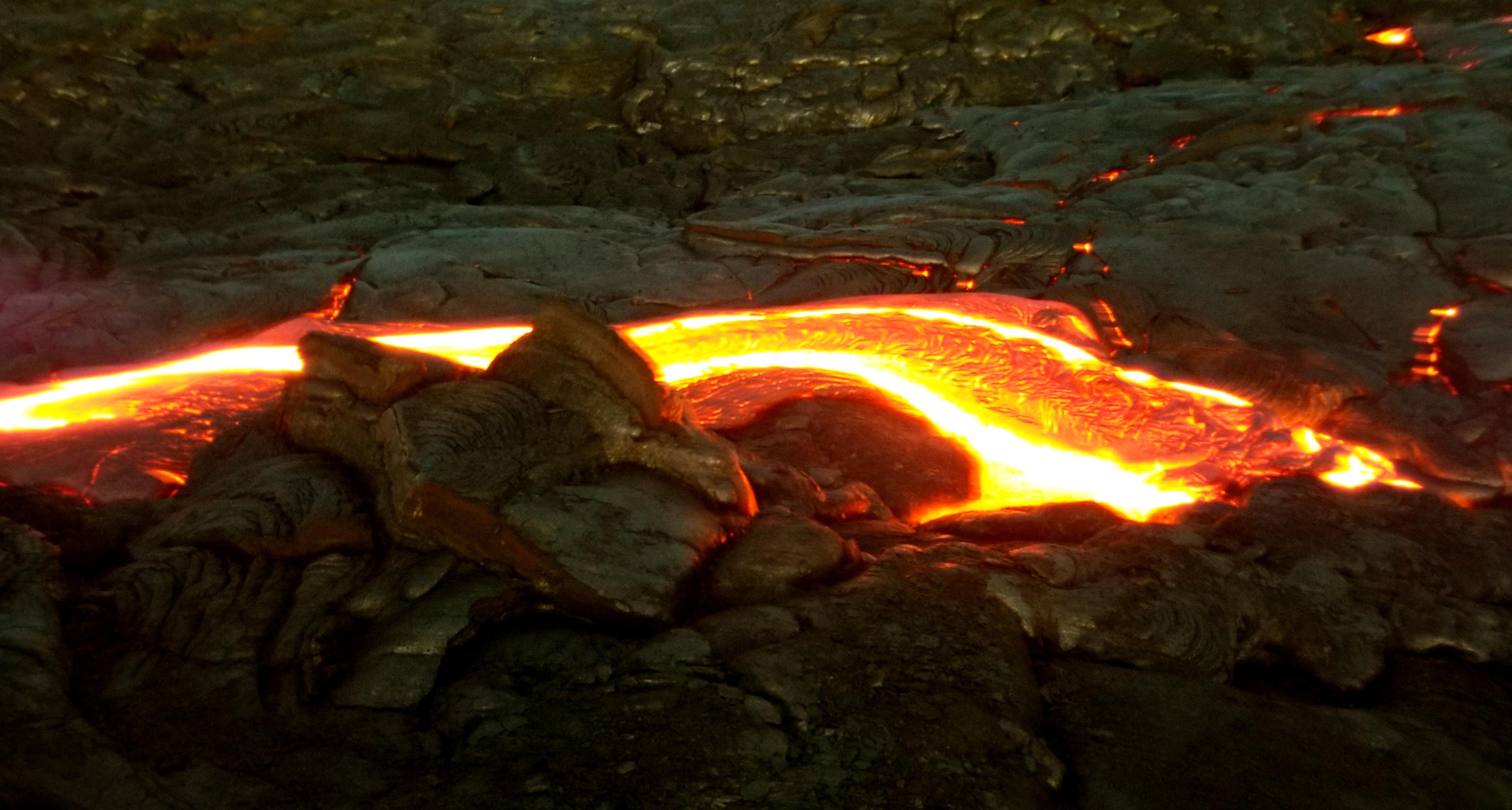 Lava flow at Volcano national park in Hilo, Hawaii. [OC] [4024x2157