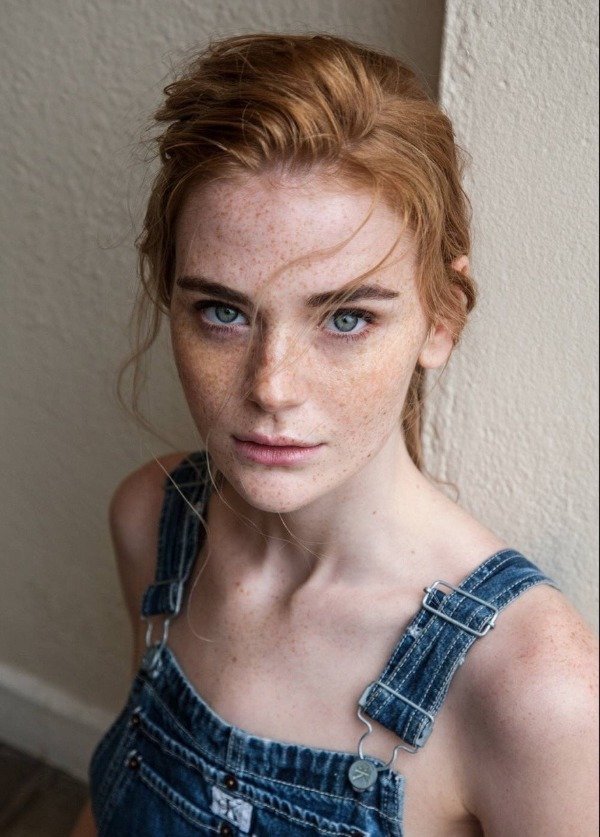 Beautiful redhead with blue eyes r/DemEyesDoe