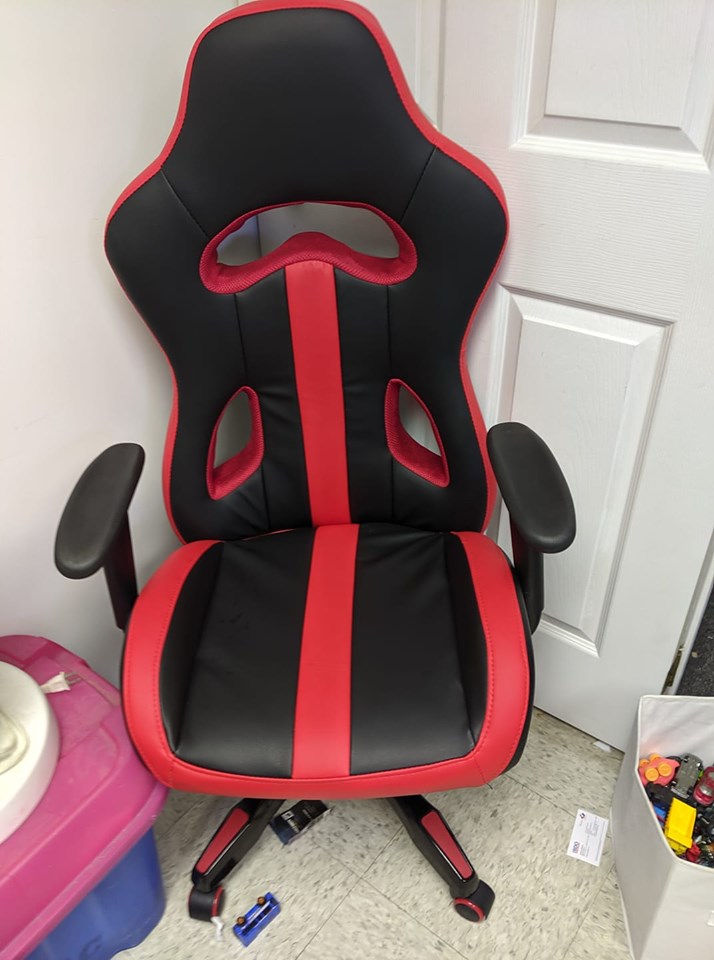 Can anybody help me identify the brand/model of this gaming chair? r