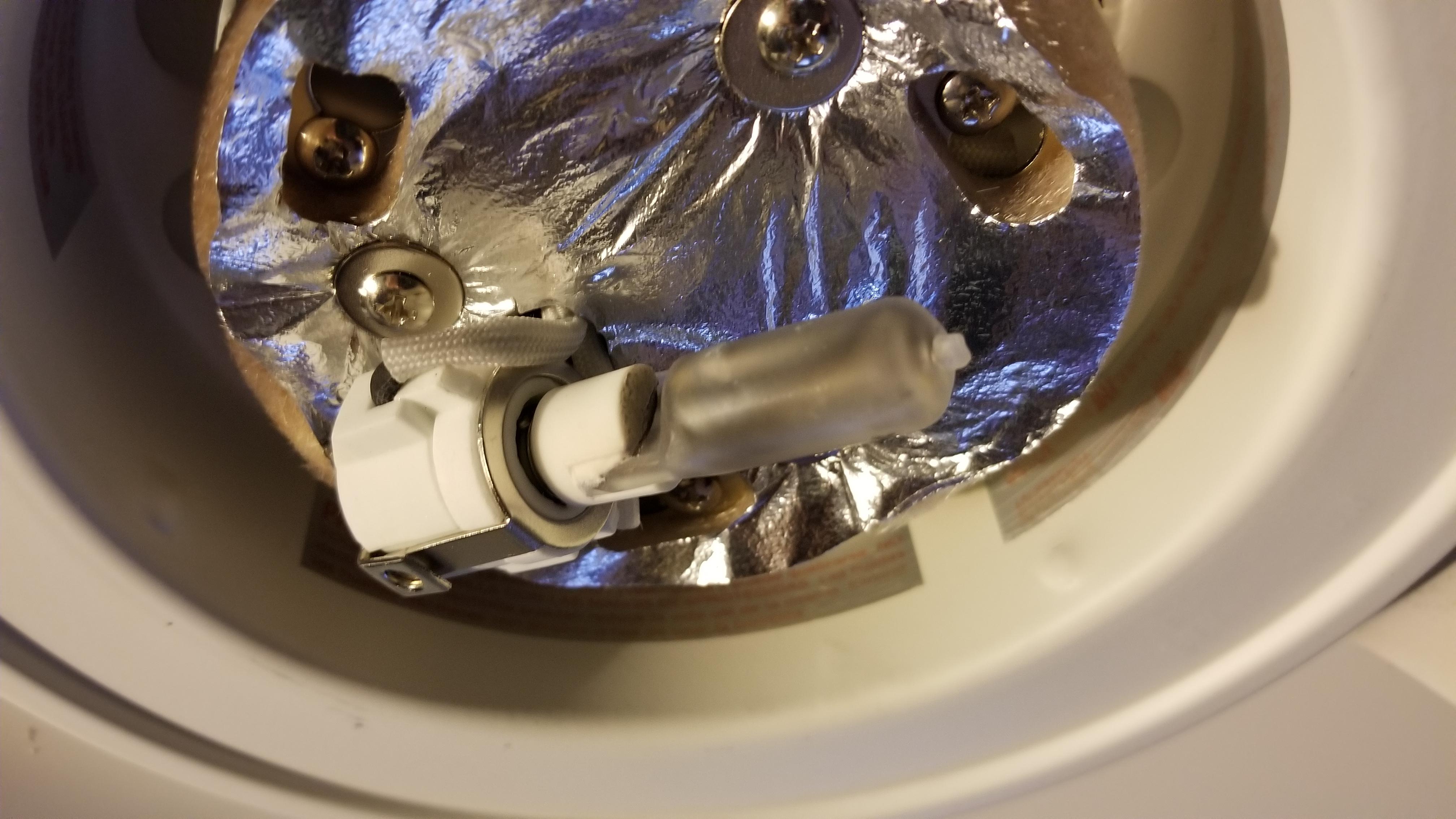 What type of light bulb is this for a ceiling fan (fanimation UC7208T