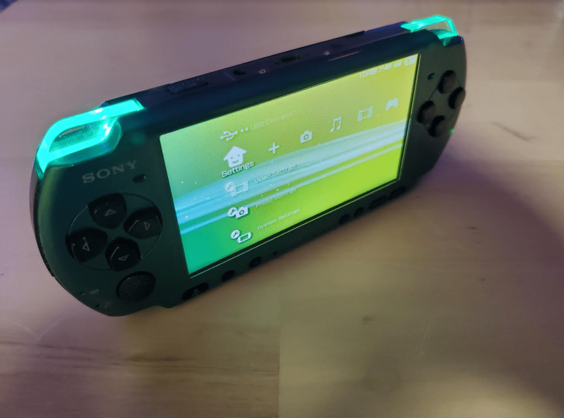 Green LED triggers on my green PSP 3000 r/PSP