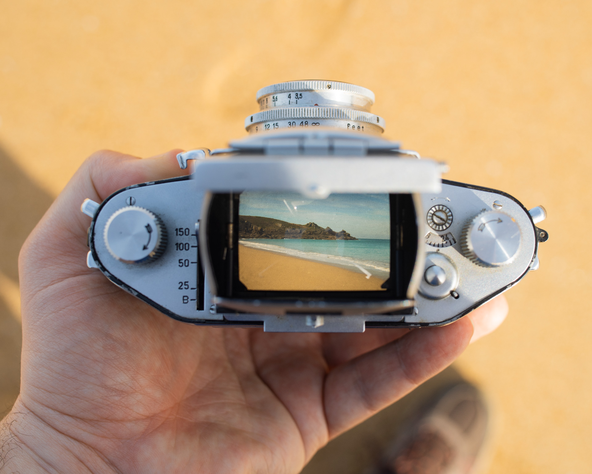 Vintage film camera with a Waist level view finder r/DidntKnowIWantedThat