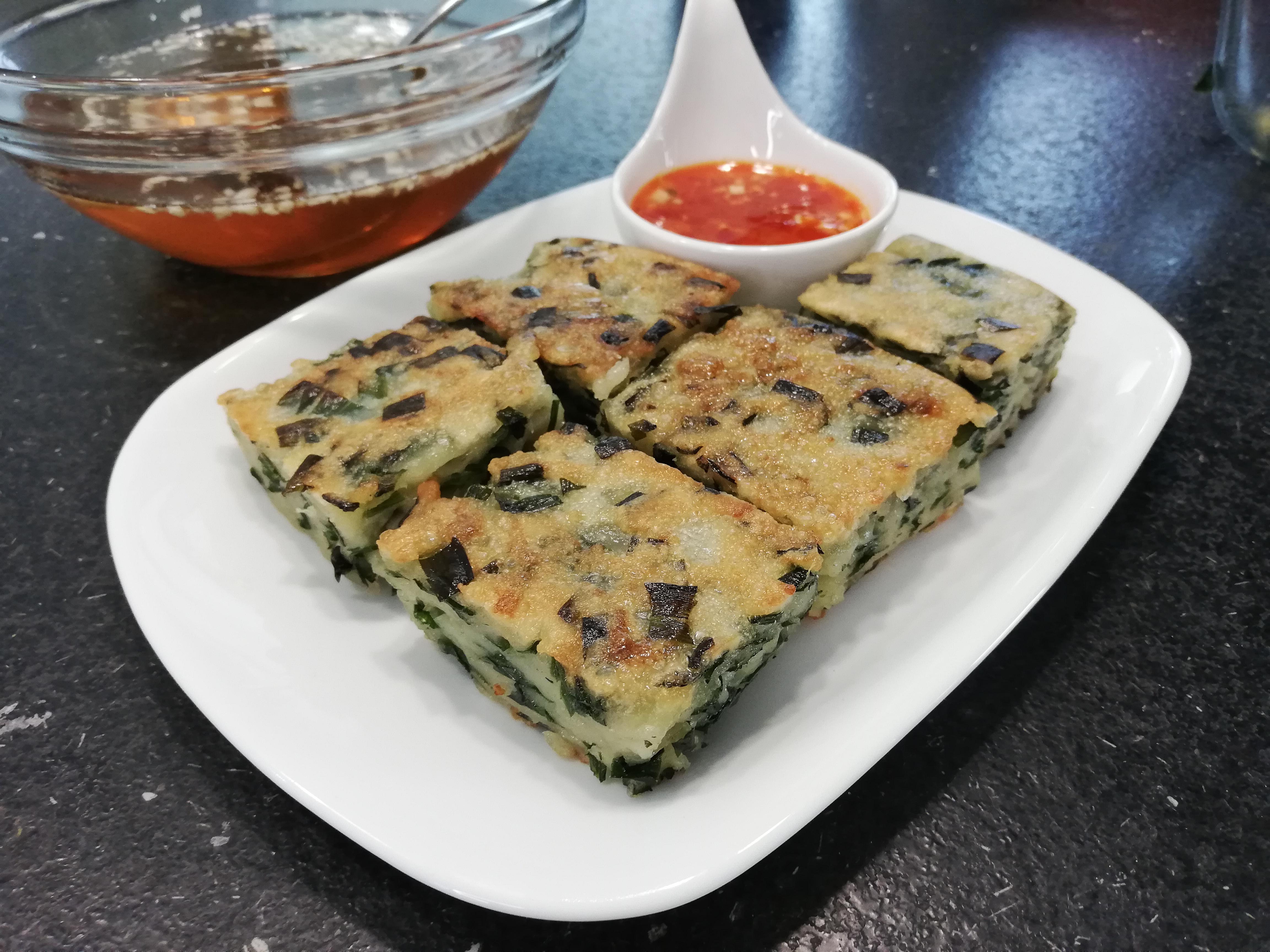 Easy Garlic Chive Cake with Sweet & Sour Dipping Sauce r/budgetfood