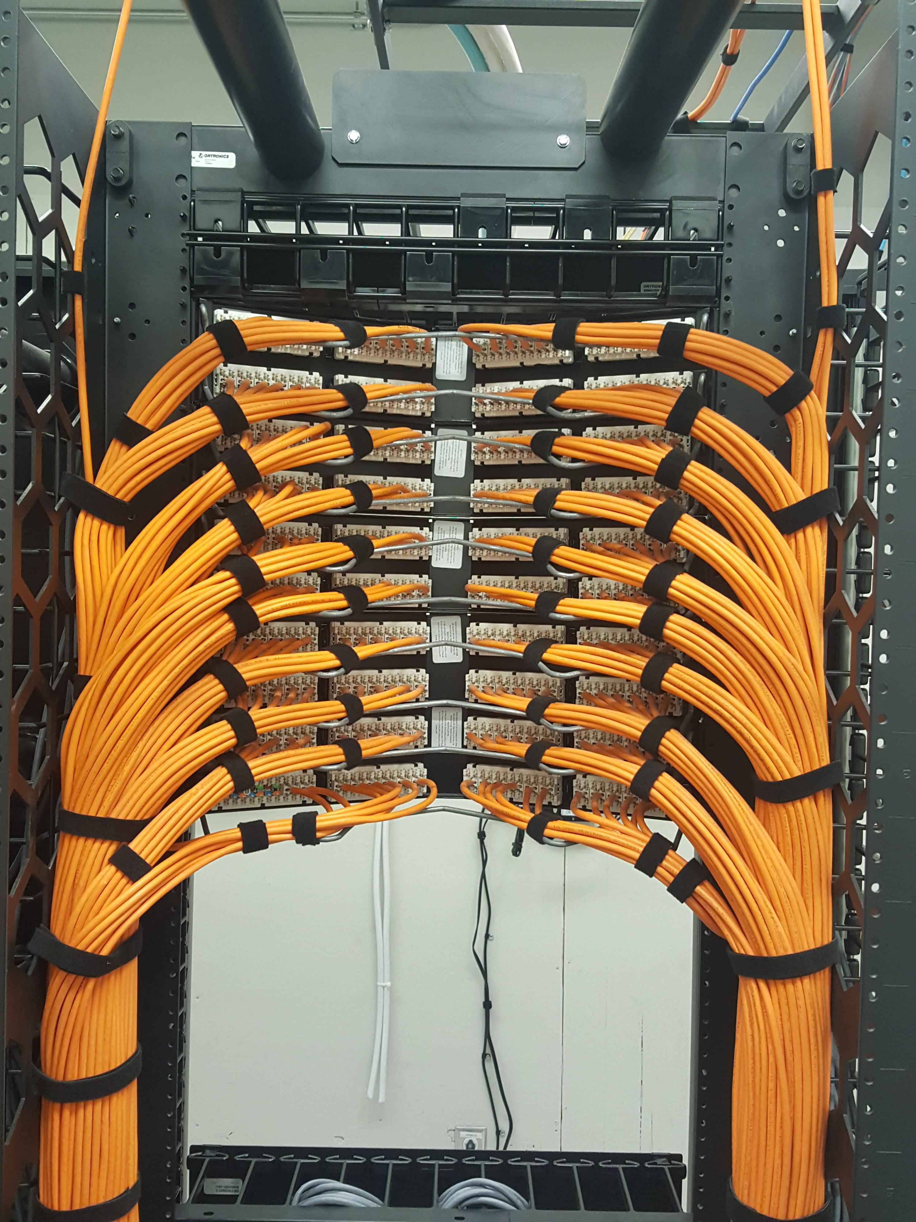 Everybody loves some good 'ol cable management, right? r/oddlysatisfying