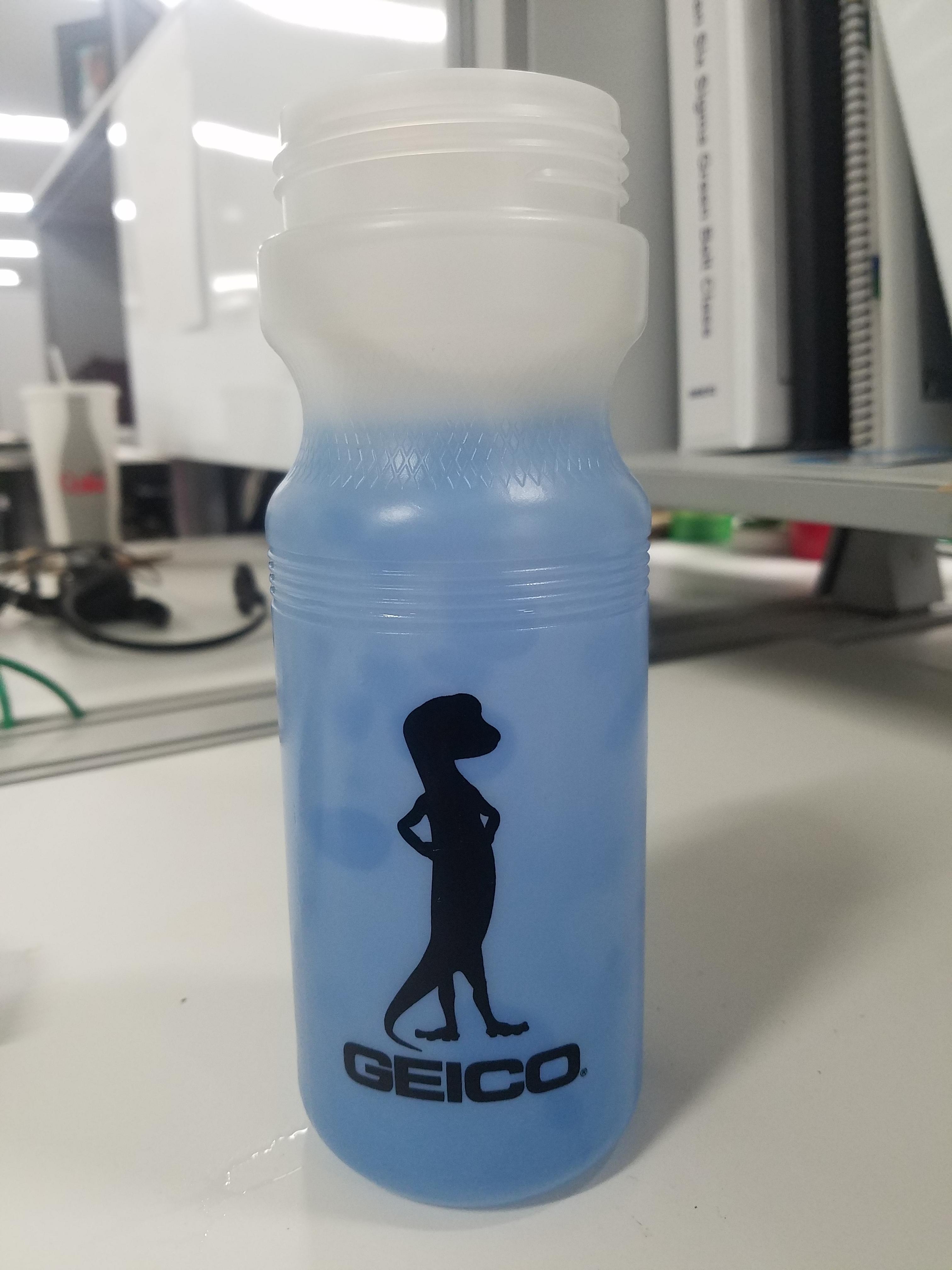 My water bottle turns blue when the water is cold. r/mildlyinteresting