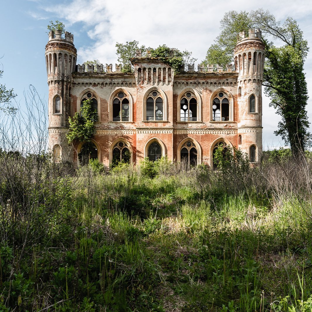 Abandoned and castle somewhere in Italy r/europe