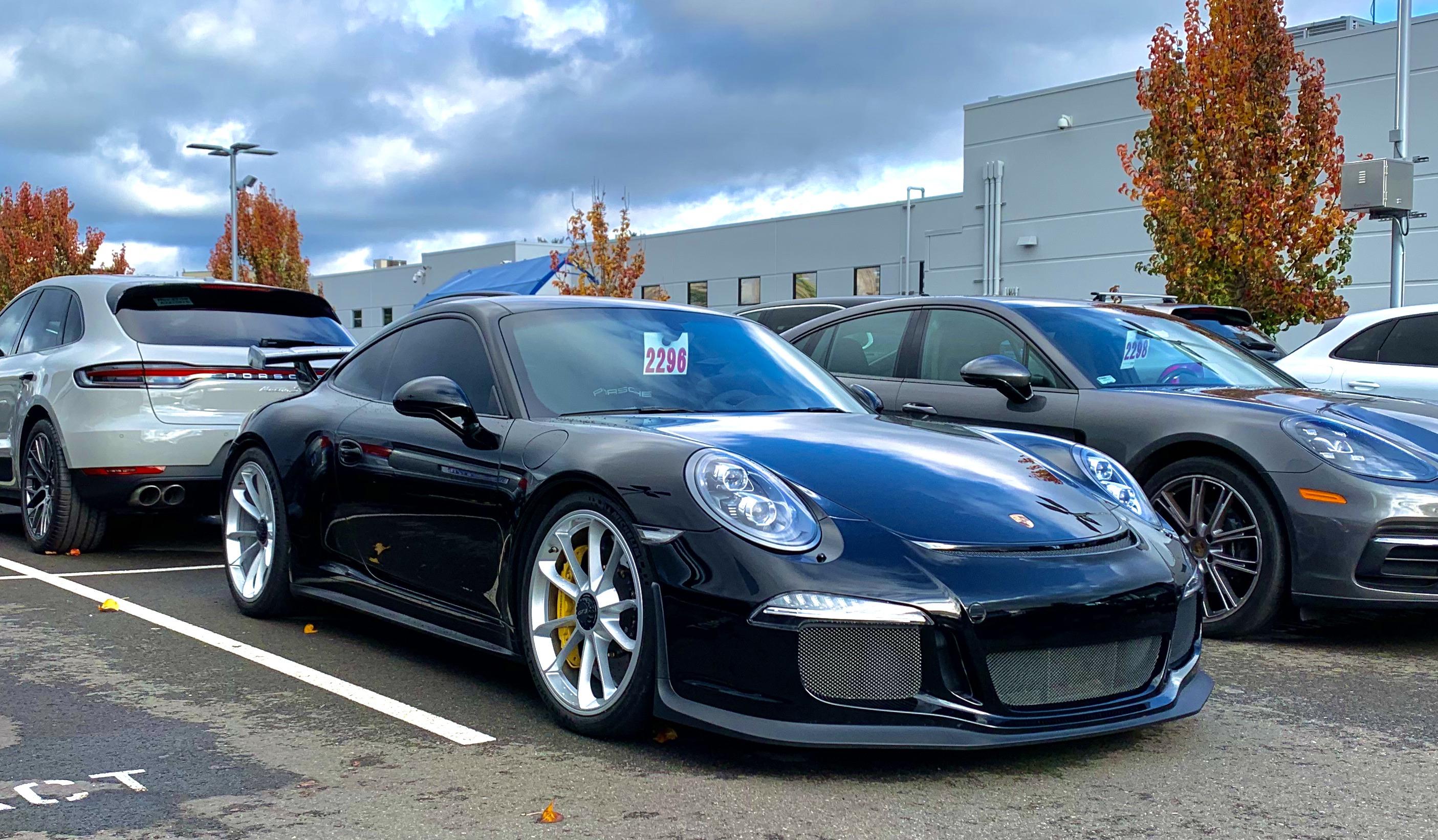 I love black paint and bright silver wheels. So perfect. 991 GT3 r/Porsche