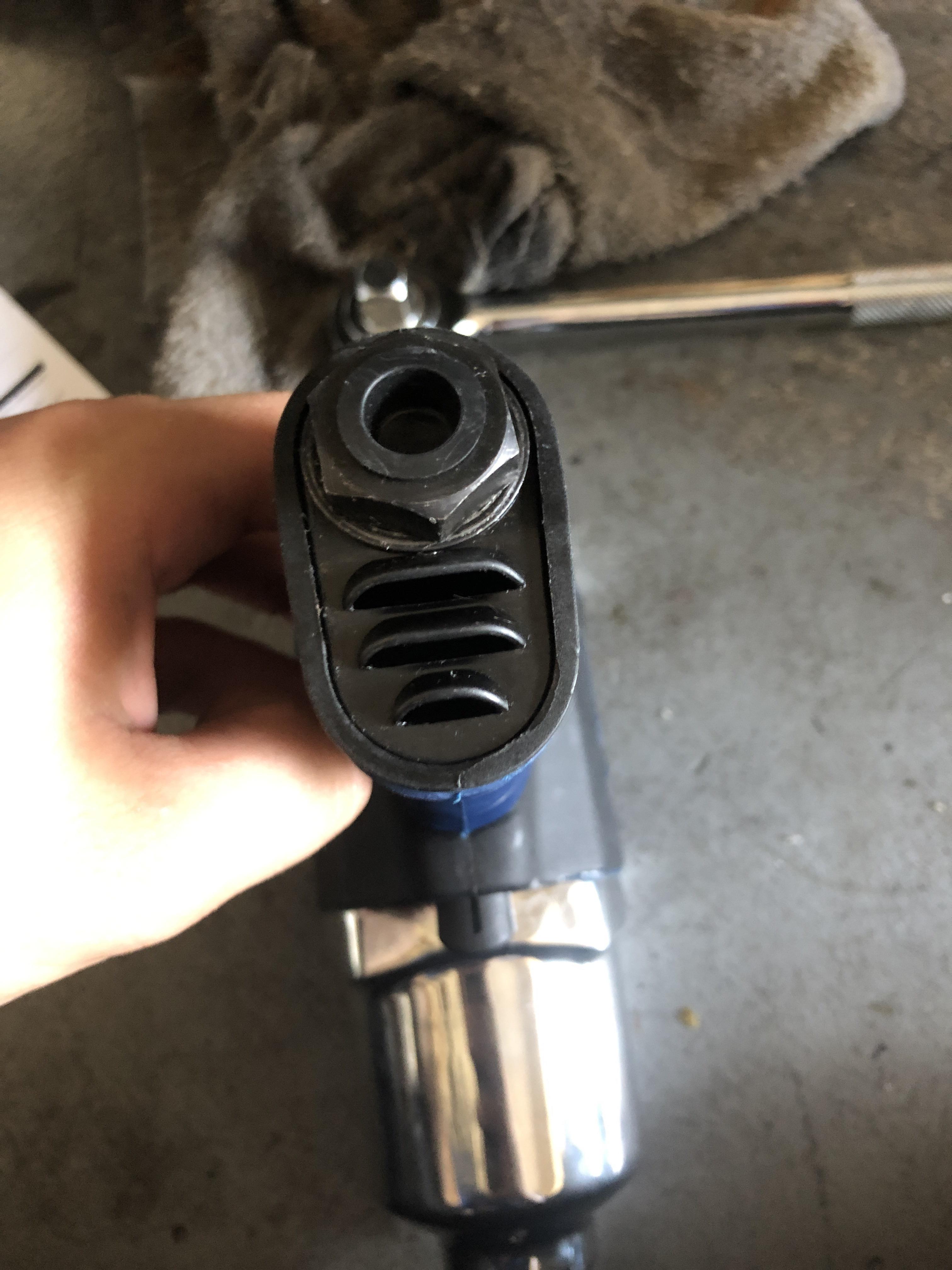 How do i attach the air hose to this impact gun? Ive never used one