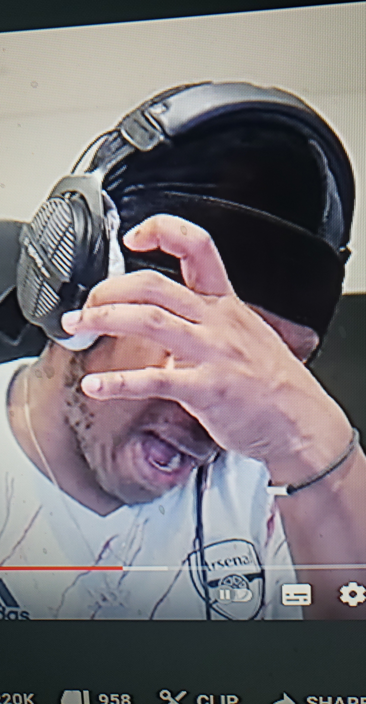 Simon watch out hes throwing gang signs r/miniminter