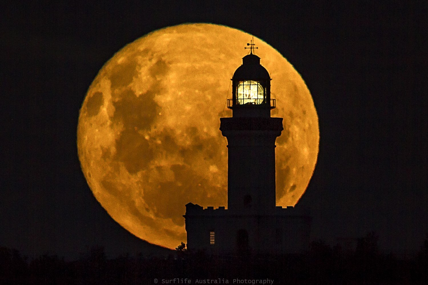 🔥 Moon Rise over Cape Byron Bay r/NatureIsFuckingLit