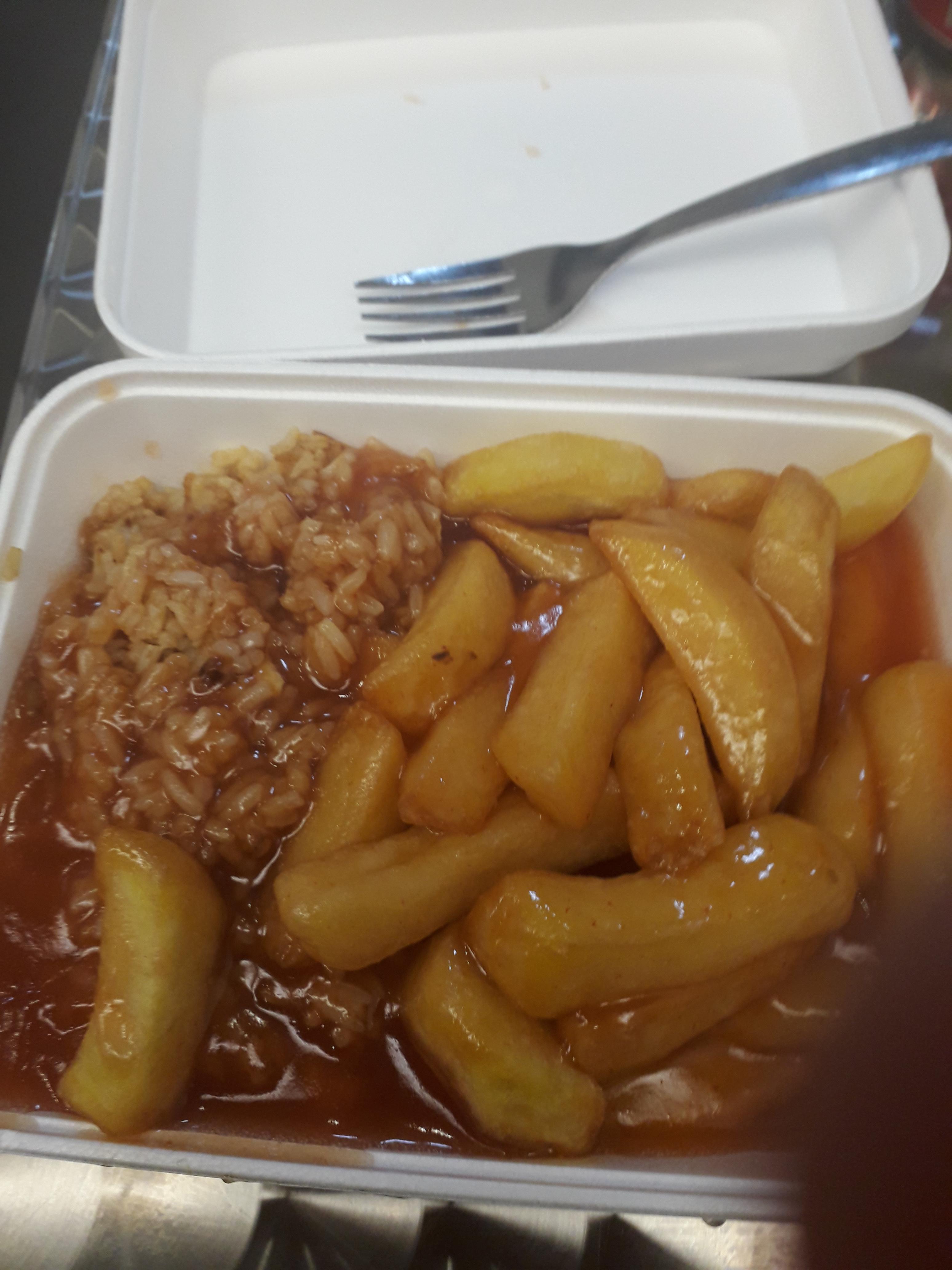 Ordered in Chinese. Fried rice , sweet and sour sauce and chips / fries