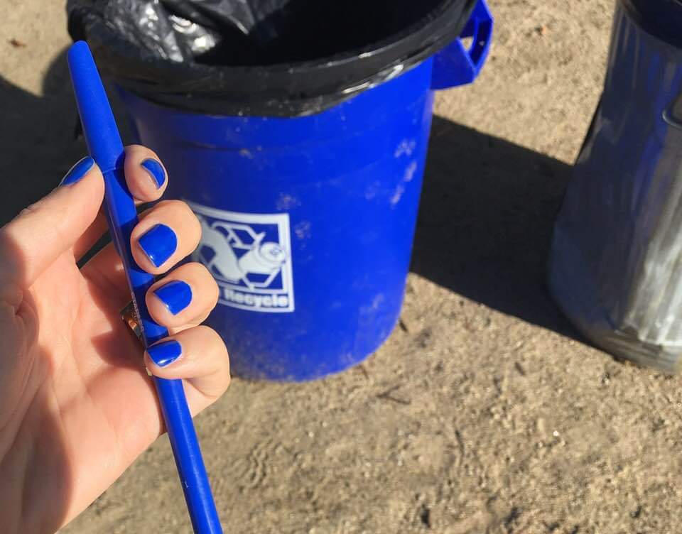 When your nails match your pen AND recycling bin! 😍 r/Nails