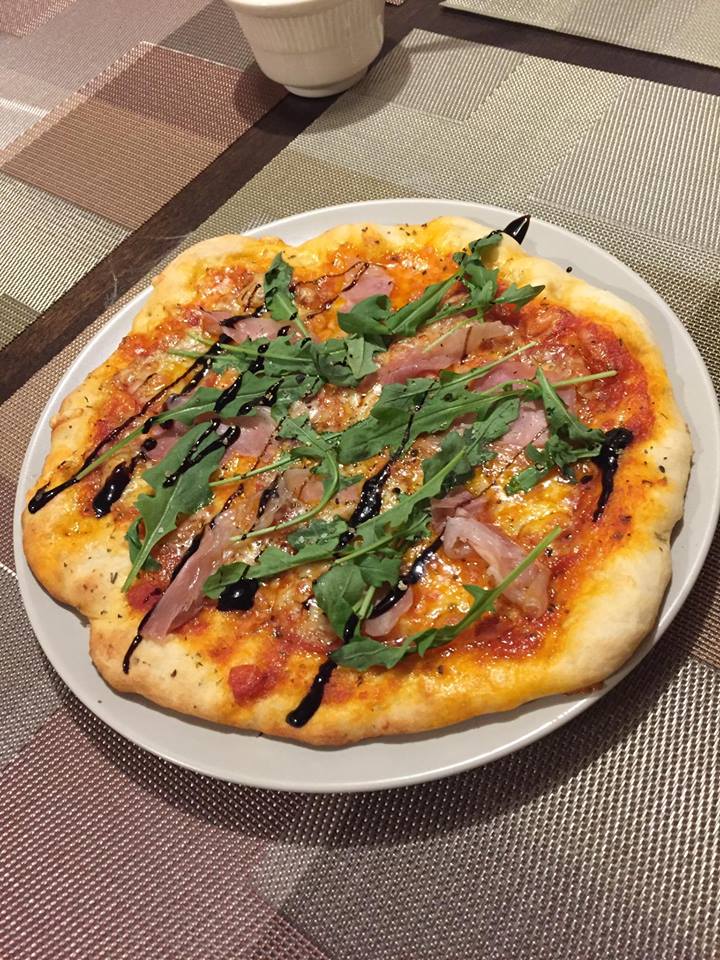 My first Pizza! (Pepperoni, Mozzarella, Prosciutto and arugula) topped