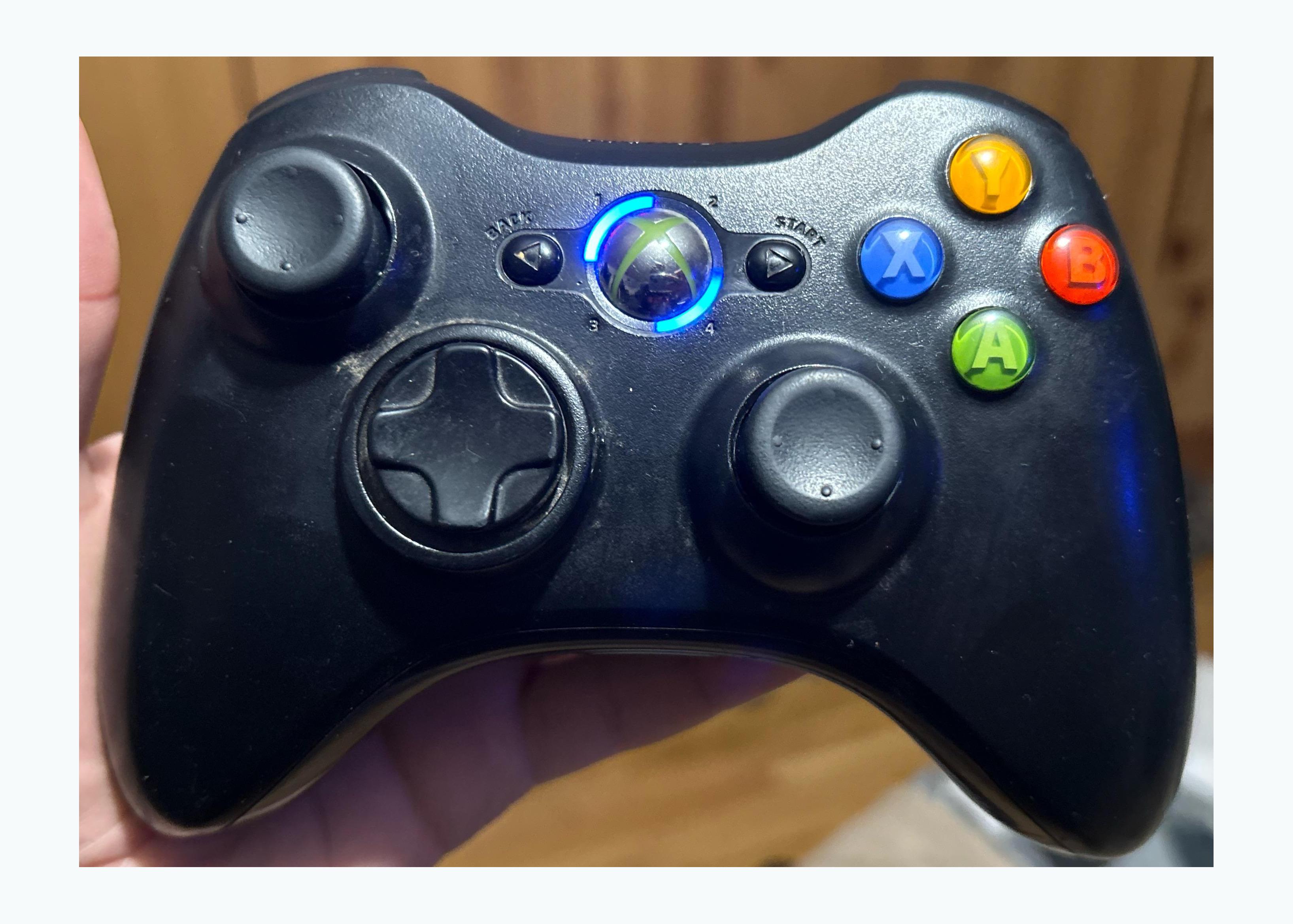 Why is my Xbox 360 controllers light blue instead of green? r/xbox360