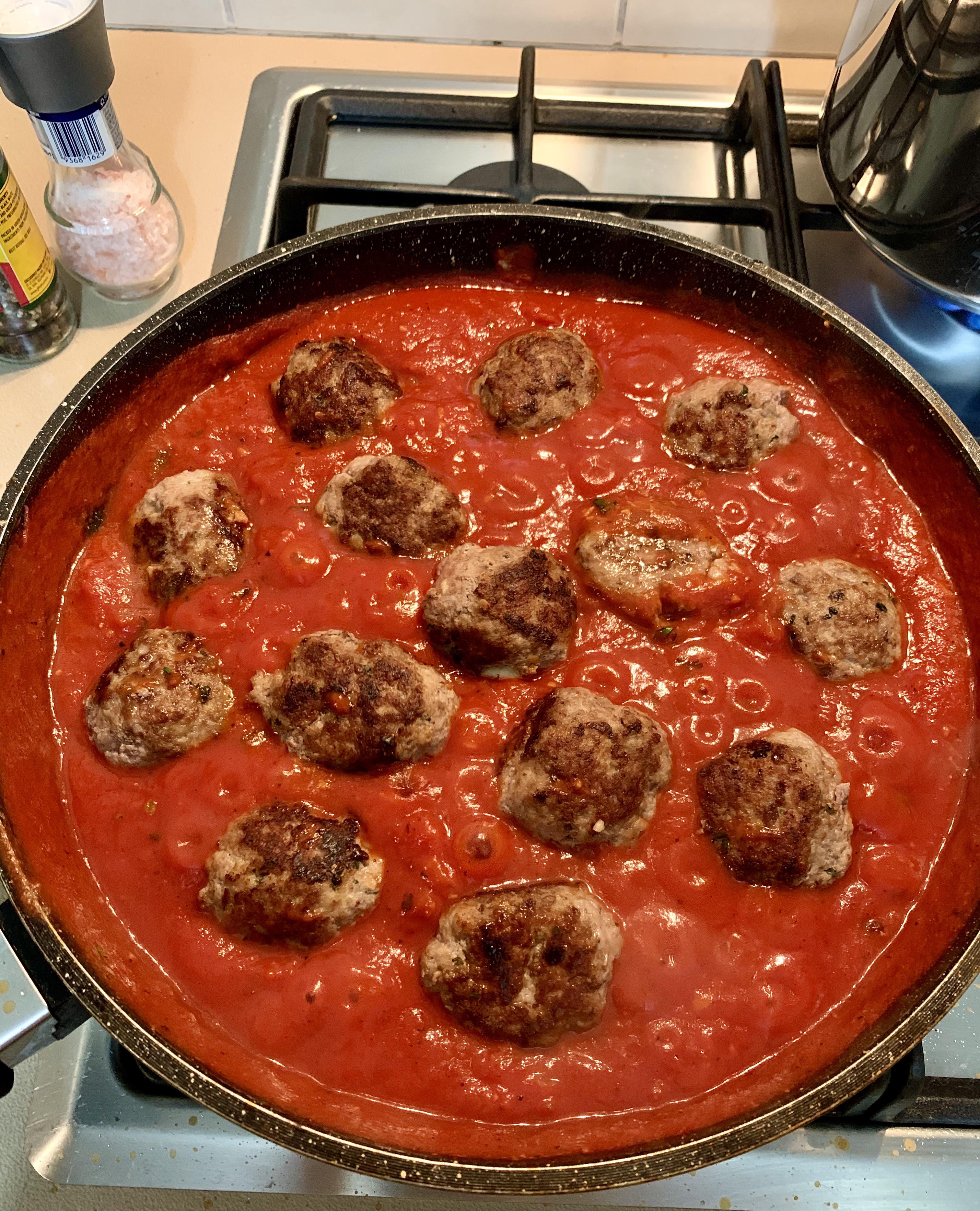 [Homemade] mozzarellafilled meatballs r/food