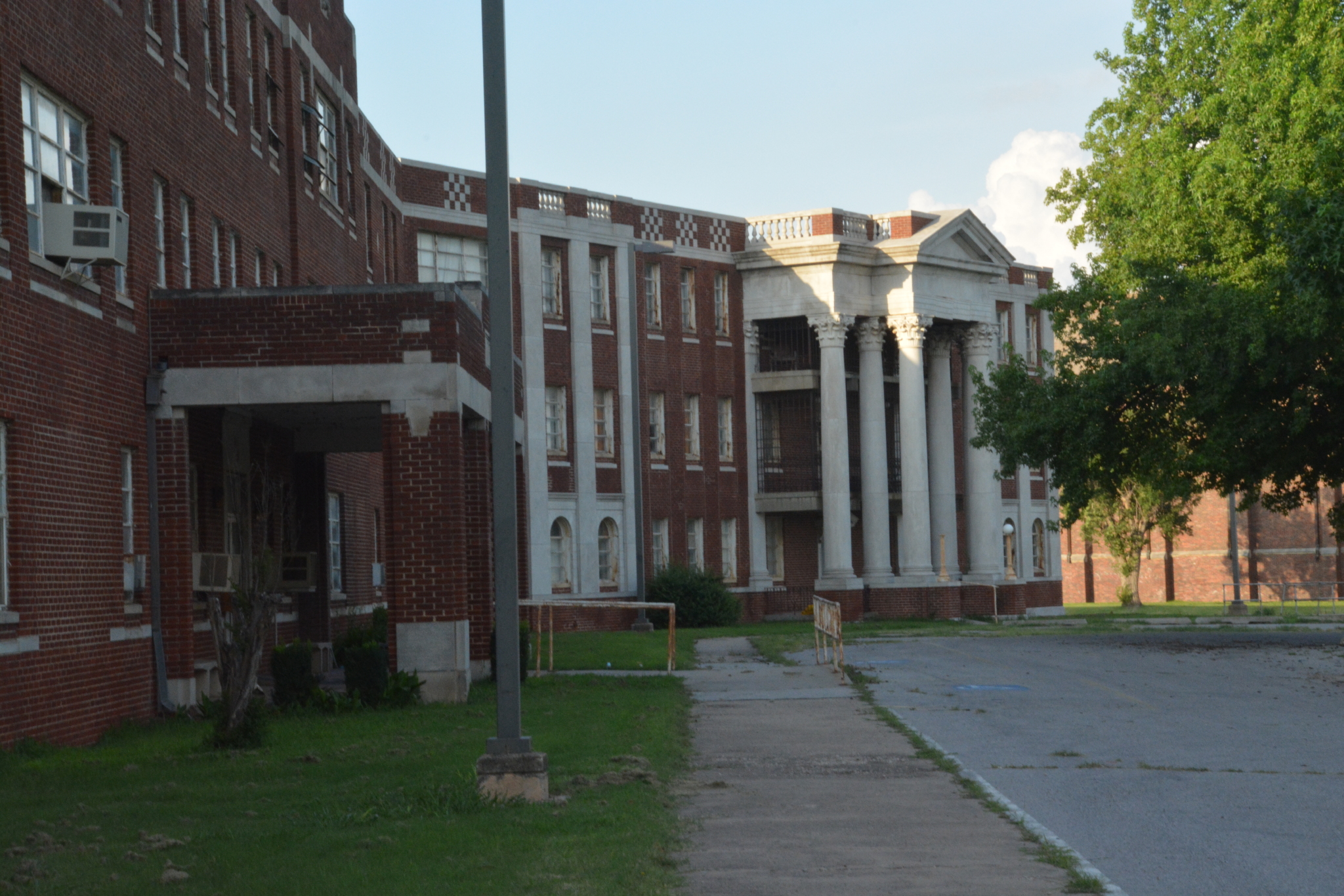 Hope Hall, Abandoned Mental Health Facility, Norman, OK [OC] [2048 x