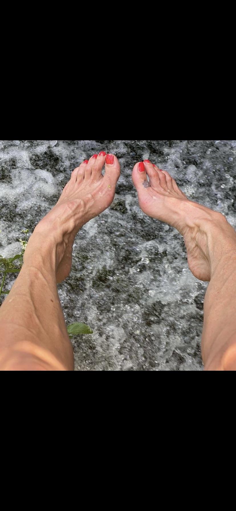 How do y’all feel about veiny feet 😏? r/Feetishh