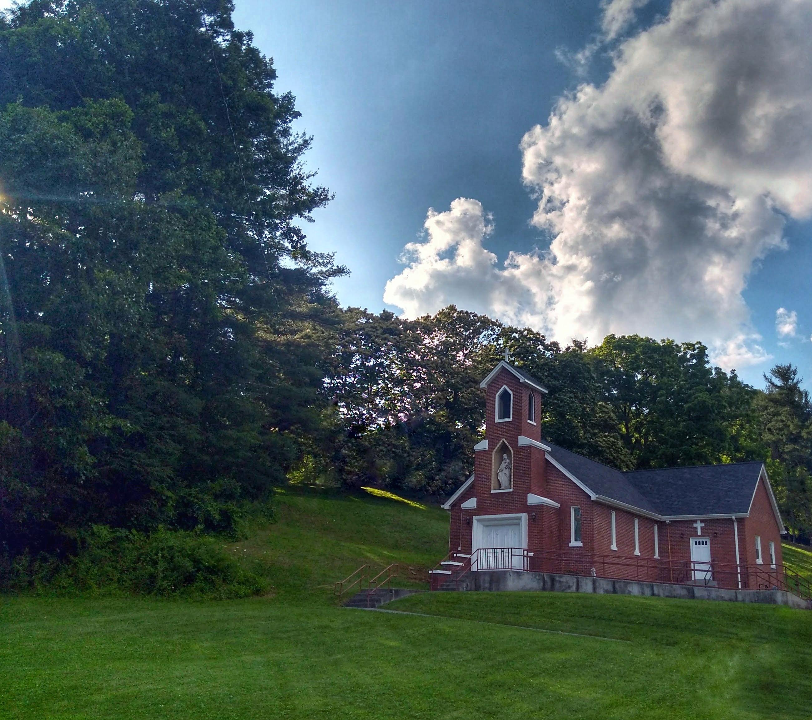 [2602x2308] St. Mary's Catholic Church Coeburn, Virginia [OC] /r