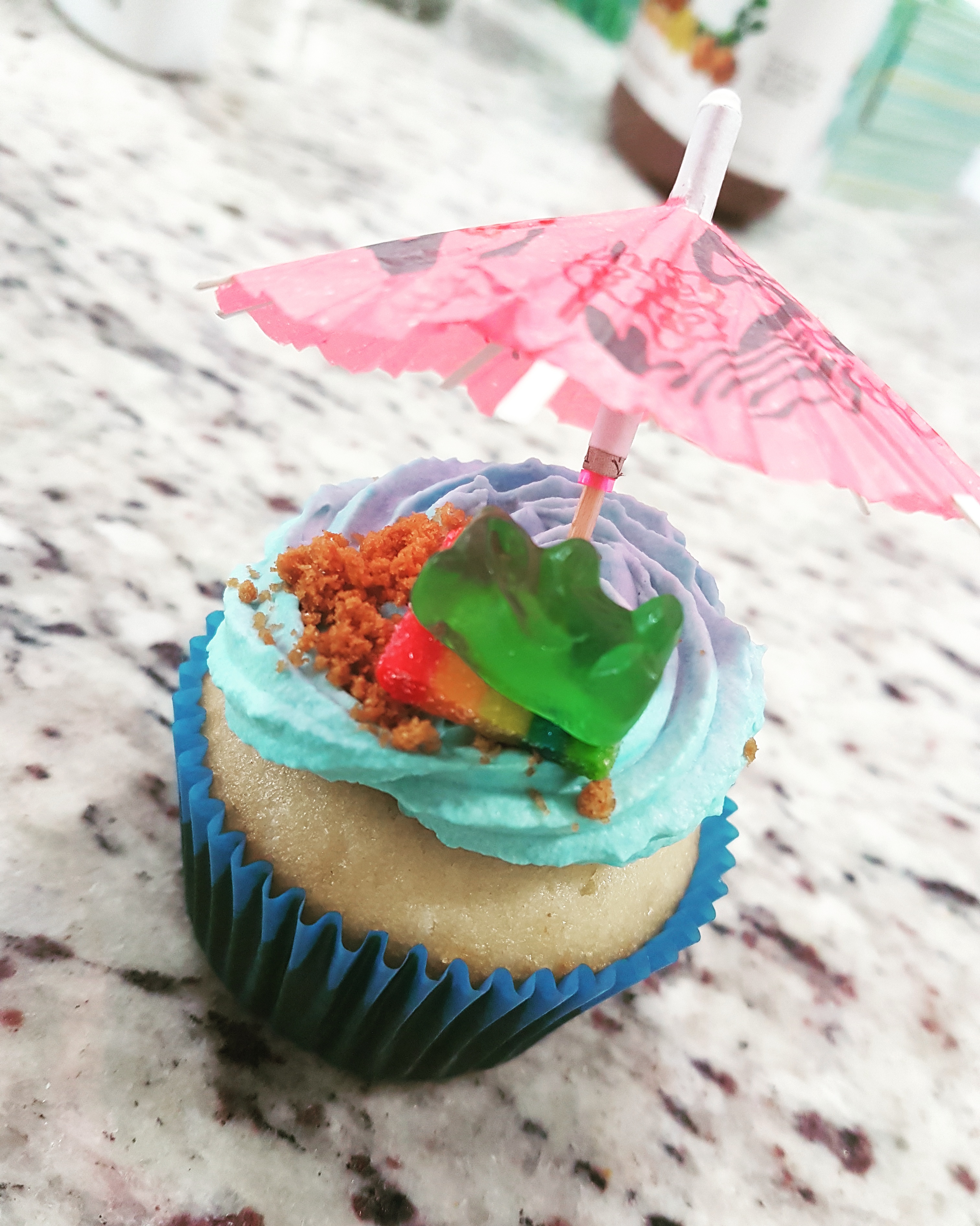 "Bear on the beach" cupcakes, strawberry and vanilla filling with