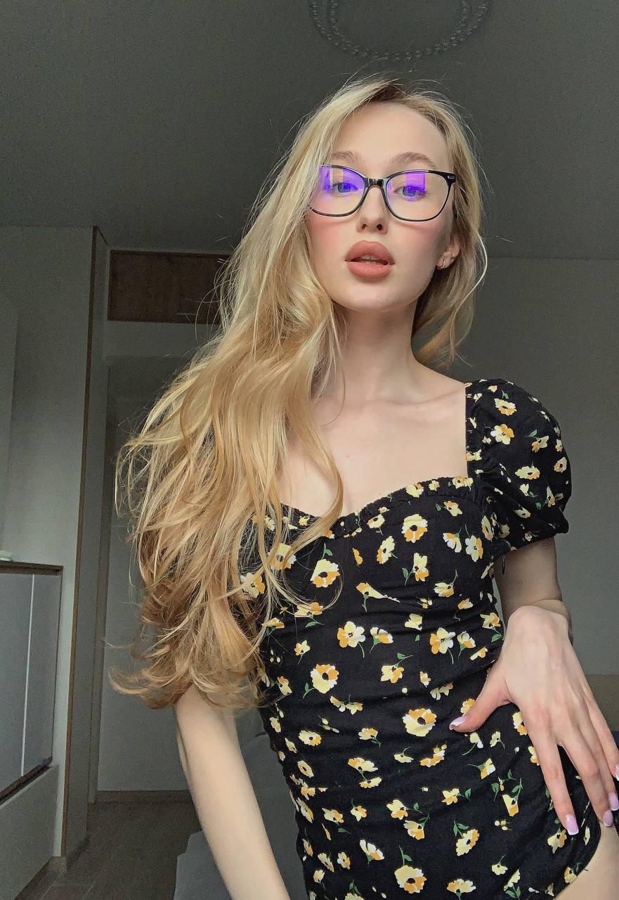 Blonde hair pale skin is that what u love? : palebeauties