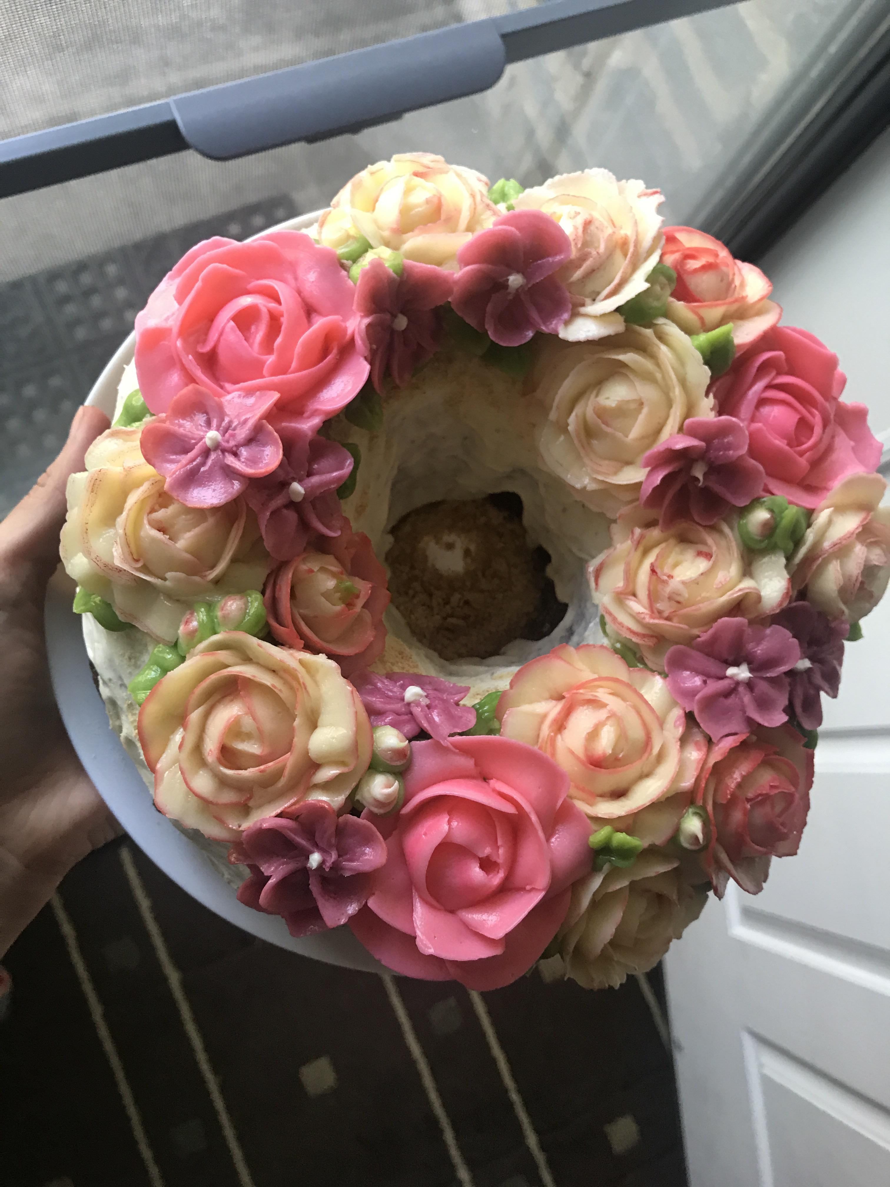 Piped some swiss buttercream flowers for my FIL's birthday! r/Baking
