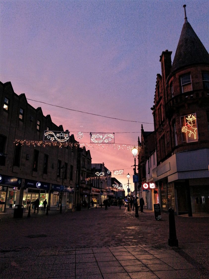 Sunset along Falkirk High street last night r/Scotland