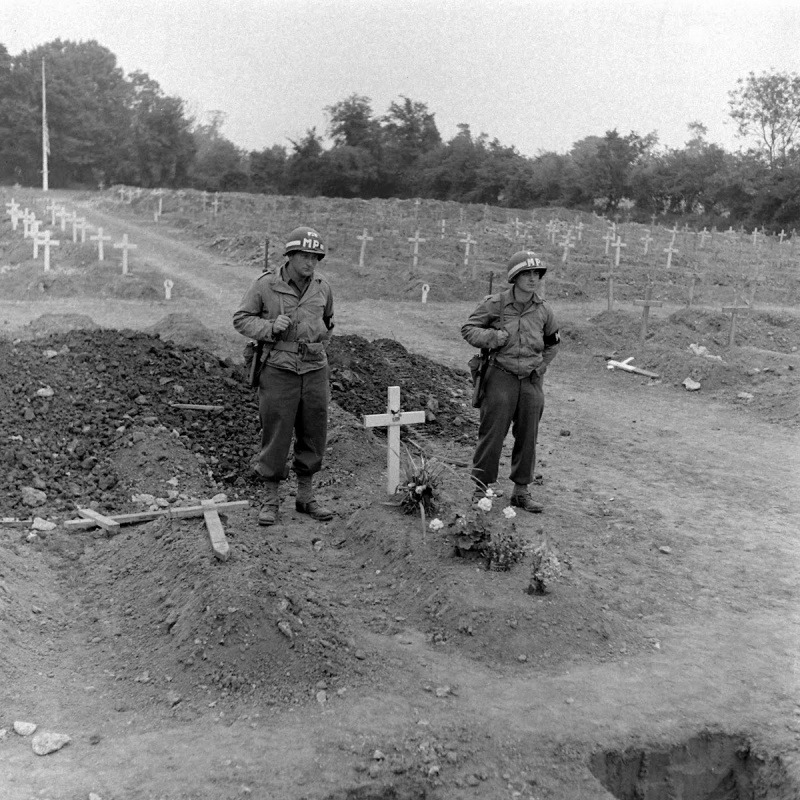MPs at the grave of the commander of US Brigadier General Theodore